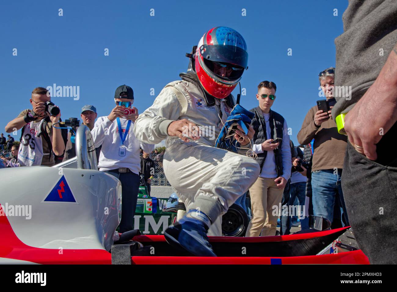 LE CASTELLET, FRANKREICH, 9. April 2023 : der ehemalige französische Fahrer Eric Helary, Gewinner von Le Mans, klettert während des fünften französischen historischen Grand Prix auf CI in sein Auto Stockfoto