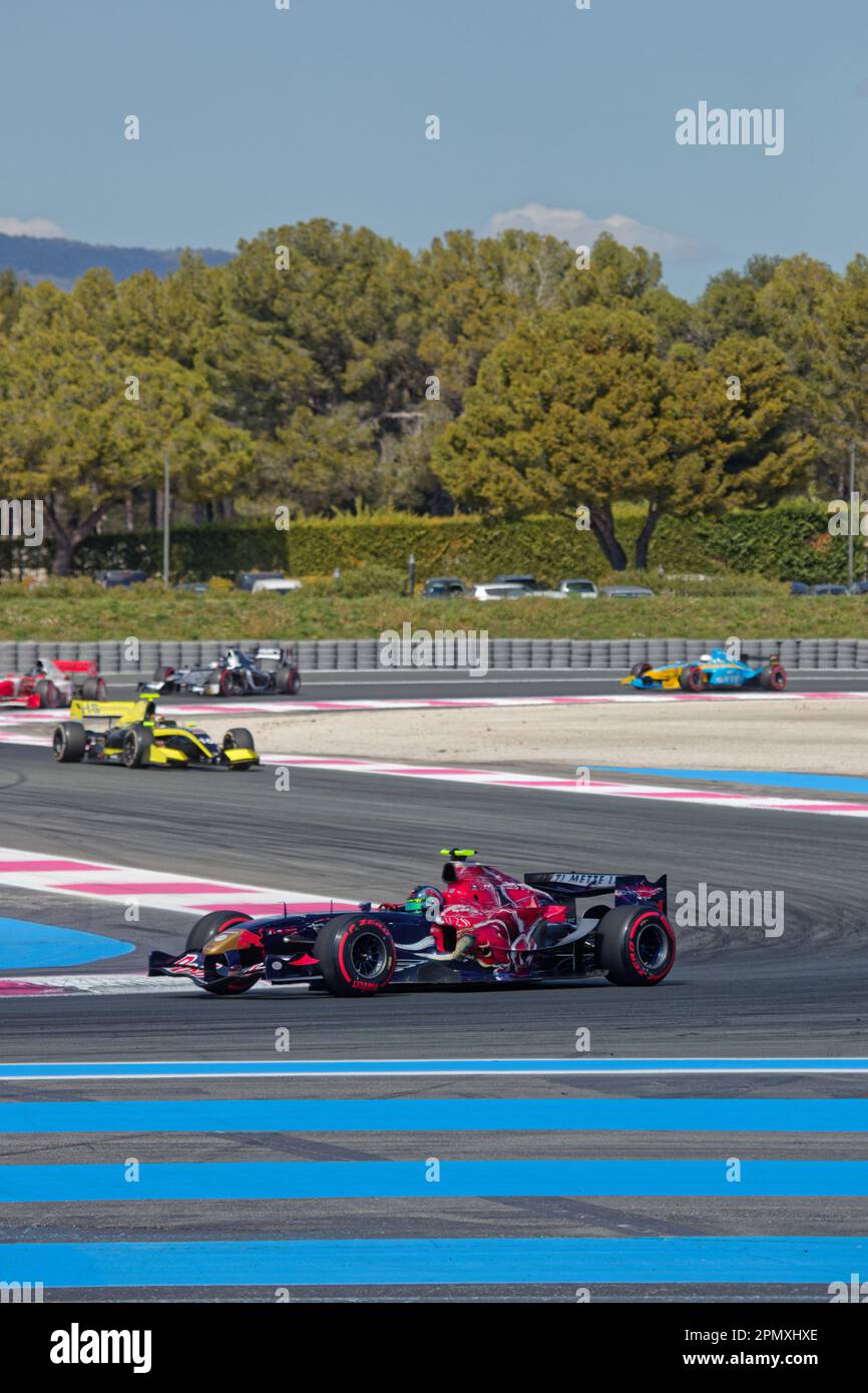 LE CASTELLET, FRANKREICH, 8. April 2023 : antikes Formel-1-Auto auf der Strecke während des fünften französischen historischen Grand Prix auf dem Circuit Paul Ricard. Stockfoto