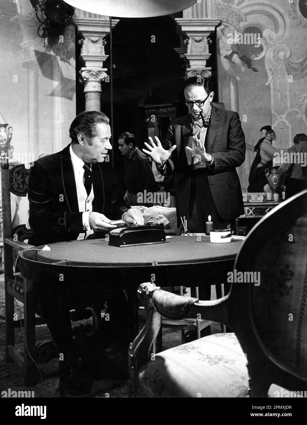 REX HARRISON und Regisseur JOSEPH L. MANKIEWICZ am Set „Candid“ während der Dreharbeiten IN den Cinecitta Studios in Rom des HONIGTOPF-1967-Regisseurs/Drehbuchs JOSEPH L. MANKIEWICZ aus dem Roman „The Evil of the Day“ von Thomas Sterling, gespielt von Frederick Knott und gespielt Volpone von Ben Jonson, Musik John Addison Executive Producer Charles K. Feldman Famous Artists Productions / United Artists Stockfoto