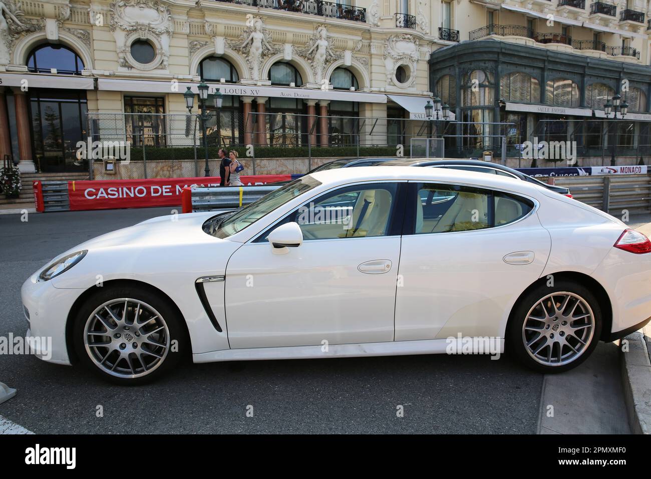 Monte-Carlo, Monaco - 17. Mai 2016: Weißer Porsche Panamera 4S vor dem berühmten Hotel de Paris und Louis XV Restaurant in Monte Carlo, Mon Stockfoto