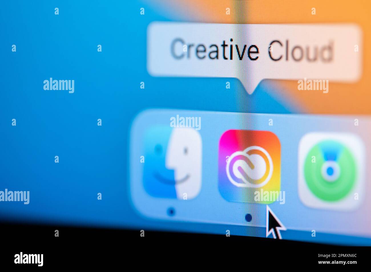 New york, USA - 12. April 2023: Öffnen Sie die Adobe Creative Cloud-App im macbook Dock, um Designerarbeiten auf dem Computerbildschirm in Nahaufnahme anzuzeigen Stockfoto
