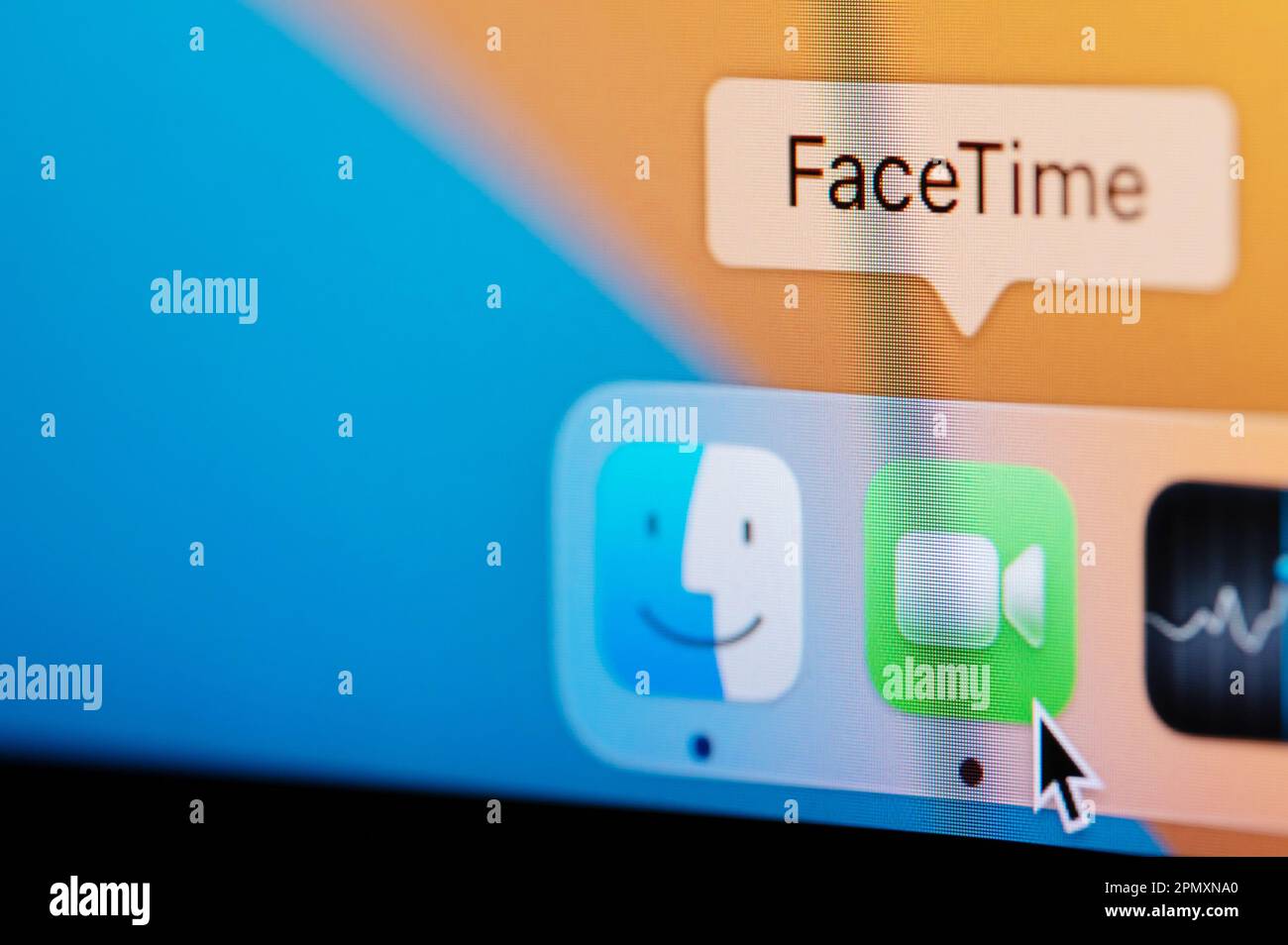 New york, USA - 12. April 2023: Öffnen Sie die FaceTime-App im macbook Dock, um Anrufe auf dem Computerbildschirm aus nächster Nähe zu tätigen Stockfoto