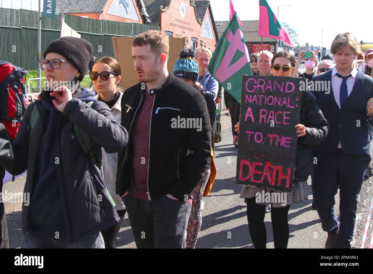 Tierschützer in Liverpool, Merseyside, Großbritannien. 15/04/2023. Animal Rising Action for Animals Protestgruppe, die den Grand National stört. Tierschützer in Liverpool, Merseyside, Großbritannien. April 2023. Grand National Meeting Aintree Demonstrationen und Opposition am Haupteingang der Aintree Racecourse. Stockfoto