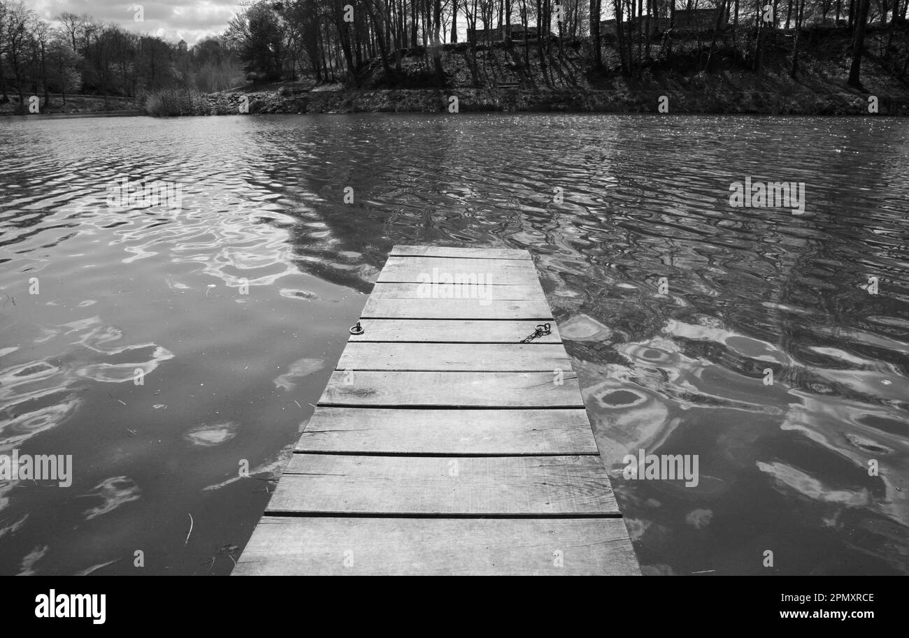 Auf einem alten Holzsteg am See, im ländlichen Frankreich, April 2023 Stockfoto