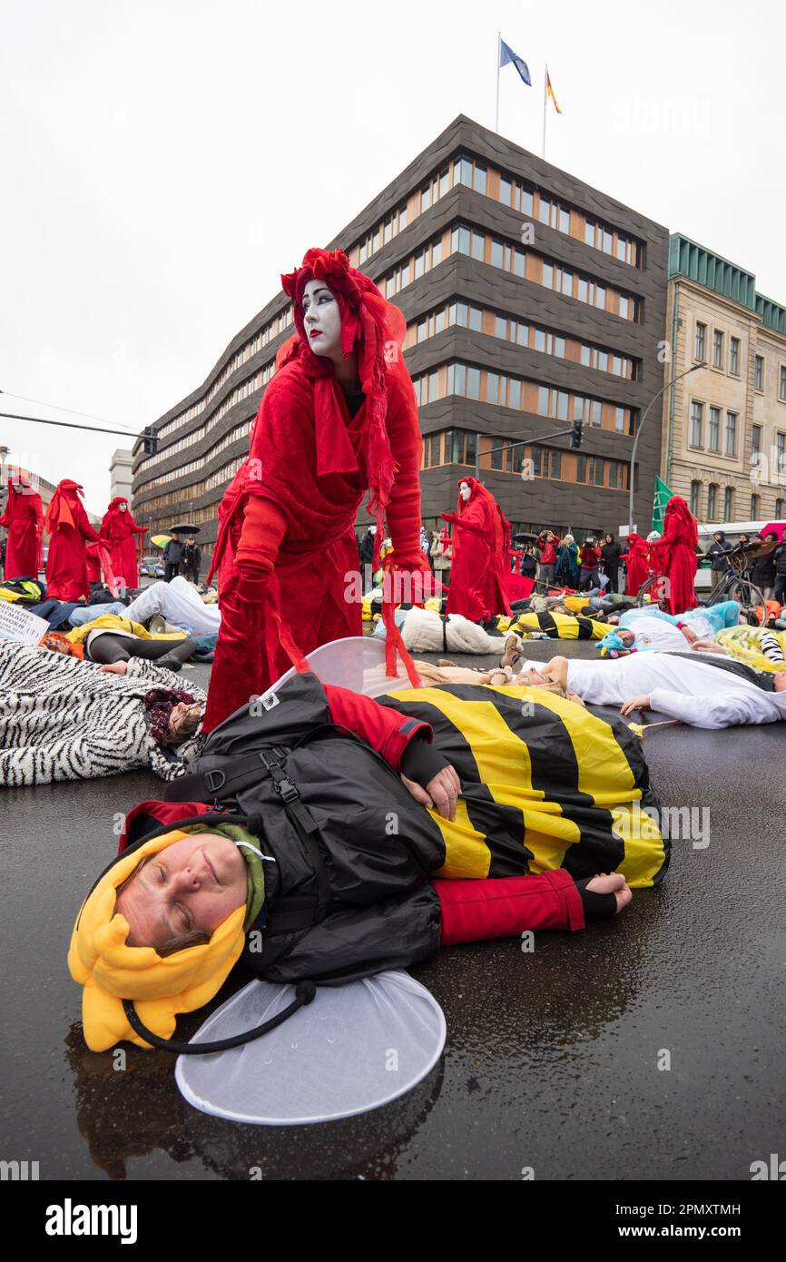 Berlin, Deutschland. 15. April 2023. Ausrottungsrebellion-Protest Berlin 15. April 2023. Demonstranten, darunter Mitglieder des Extinction Rebellion, marschierten vom Bayer AG Pharmaceuticals Centre ( Nord-Ost-Zentral-Berlin) zum Bundesministerium für Ernährung und Landwirtschaft in der Mitte Berlins. Außerhalb des Ministeriums fand ein 'Tod in' von Demonstranten statt, die als Tiere verkleidet waren, und erlebte die Ankunft der 'Roten Rebellen-Brigade' vom Aussterben der Rebellion. Berlin Deutschland. Kredit: GaryRobertsphotography/Alamy Live News Stockfoto