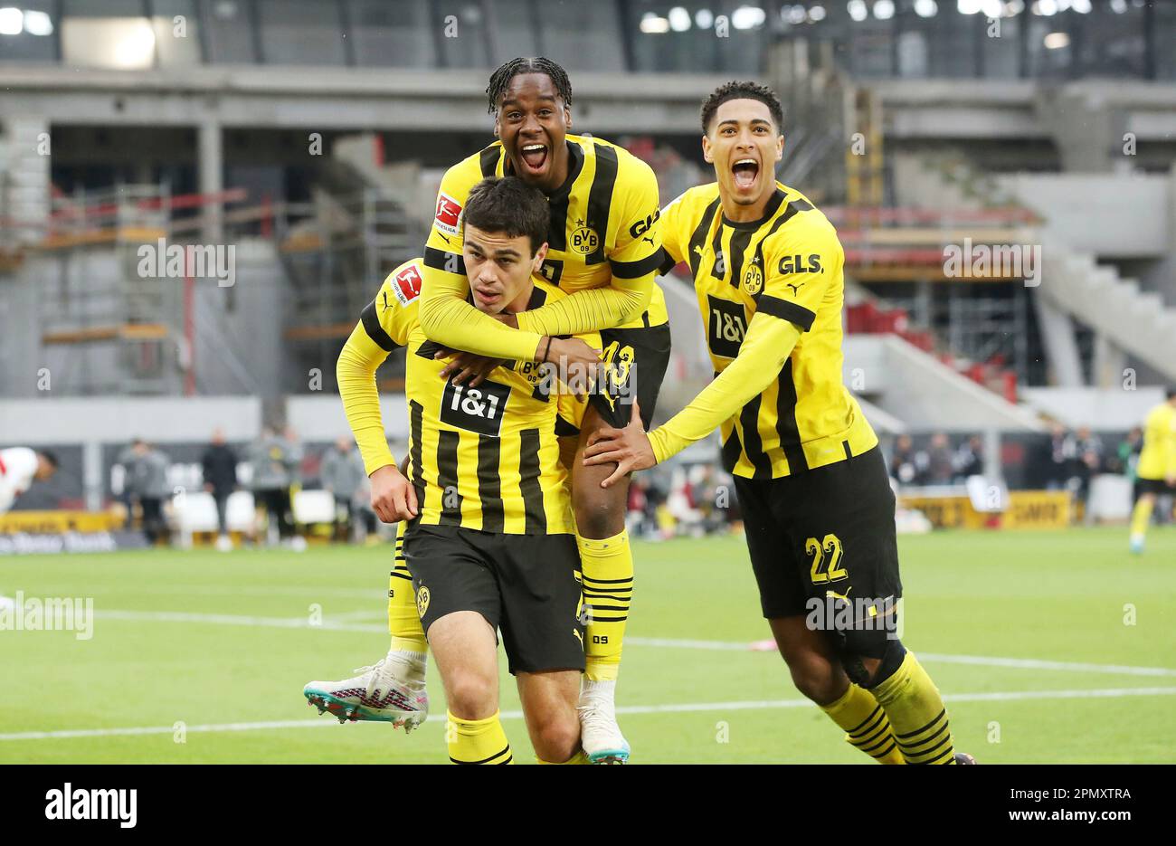 Stuttgart, Deutschland. 15. April 2023. firo : 04/15/2023, Fußball, 1. Liga, 1. Bundesliga, Staffel 2022/2023, VfB Stuttgart - BVB Borussia Dortmund BVB Jamie Bynoe-Gittens, Jubilation, Joy, Lachen, Lachen, Goaljubel, Gesten, Gio Reyna, Jude Bellingham, Kredit: dpa/Alamy Live News Stockfoto