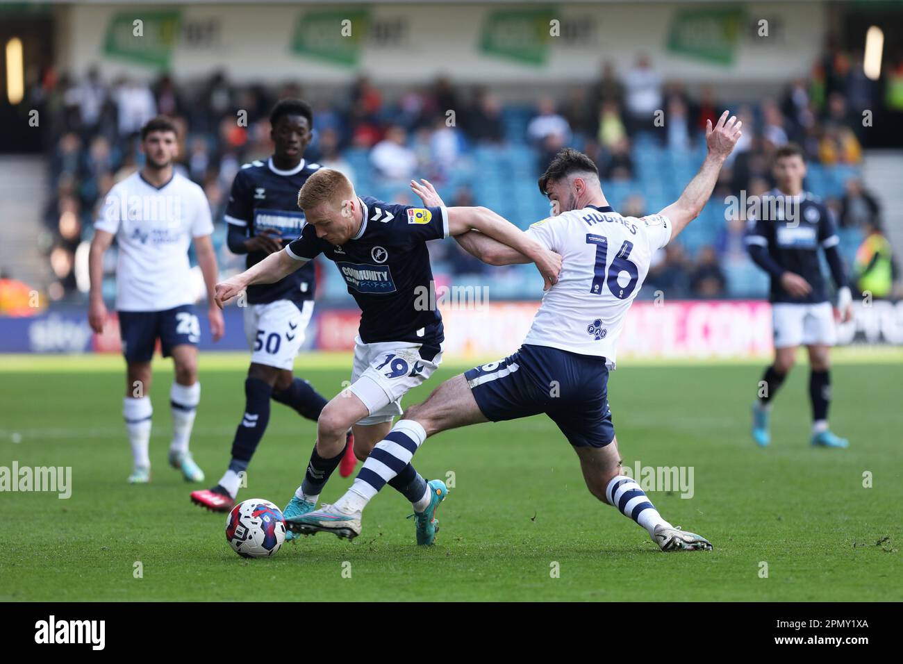 London, Großbritannien. 15. April 2023. Duncan Watmore von Millwall auf dem Ball während des EFL Sky Bet Championship-Spiels zwischen Millwall und Preston North End im Den, London, England am 15. April 2023. Foto: Joshua Smith. Nur redaktionelle Verwendung, Lizenz für kommerzielle Verwendung erforderlich. Keine Verwendung bei Wetten, Spielen oder Veröffentlichungen von Clubs/Ligen/Spielern. Kredit: UK Sports Pics Ltd/Alamy Live News Stockfoto