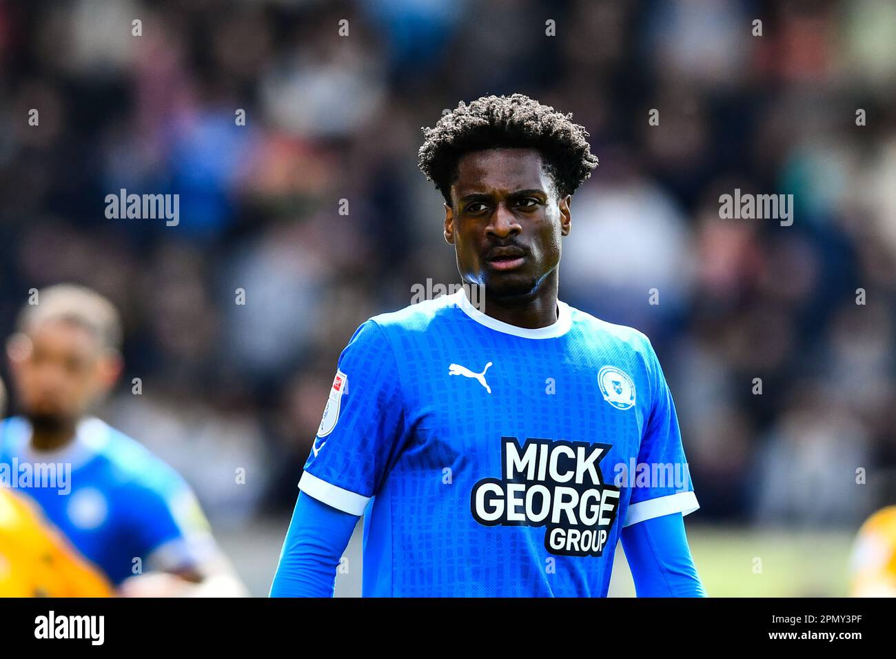 Nathanael Ogbeta (15 Peterborough United) während des Spiels der Sky Bet League 1 zwischen Cambridge United und Peterborough im R Costings Abbey Stadium, Cambridge, am Samstag, den 15. April 2023. (Foto: Kevin Hodgson | MI News) Guthaben: MI News & Sport /Alamy Live News Stockfoto