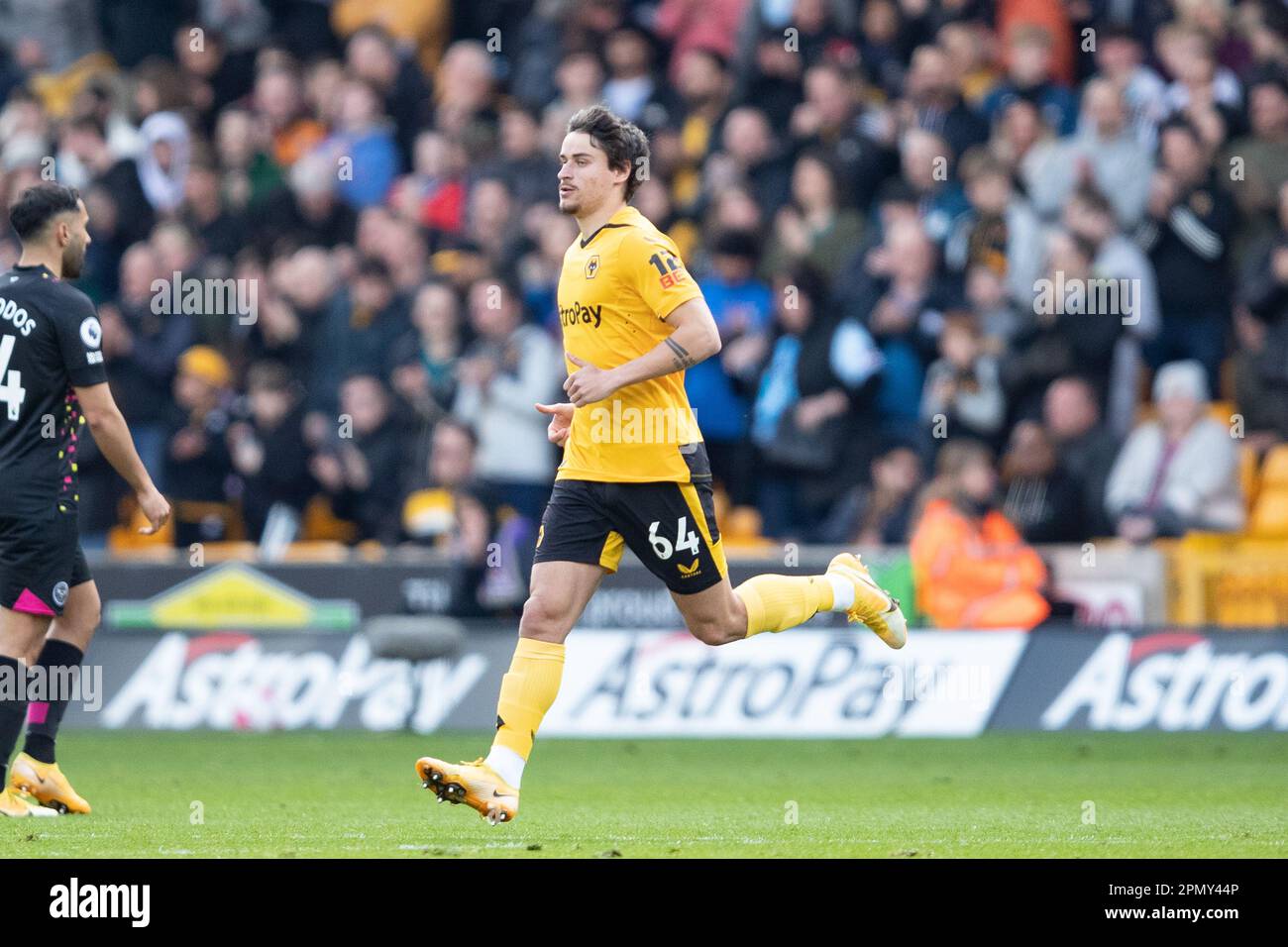 Hugo Bueno of Wolves während des Premier League-Spiels zwischen Wolverhampton Wanderers und Brentford am Samstag, den 15. April 2023 in Molineux, Wolverhampton. (Foto: Gustavo Pantano | MI News) Guthaben: MI News & Sport /Alamy Live News Stockfoto