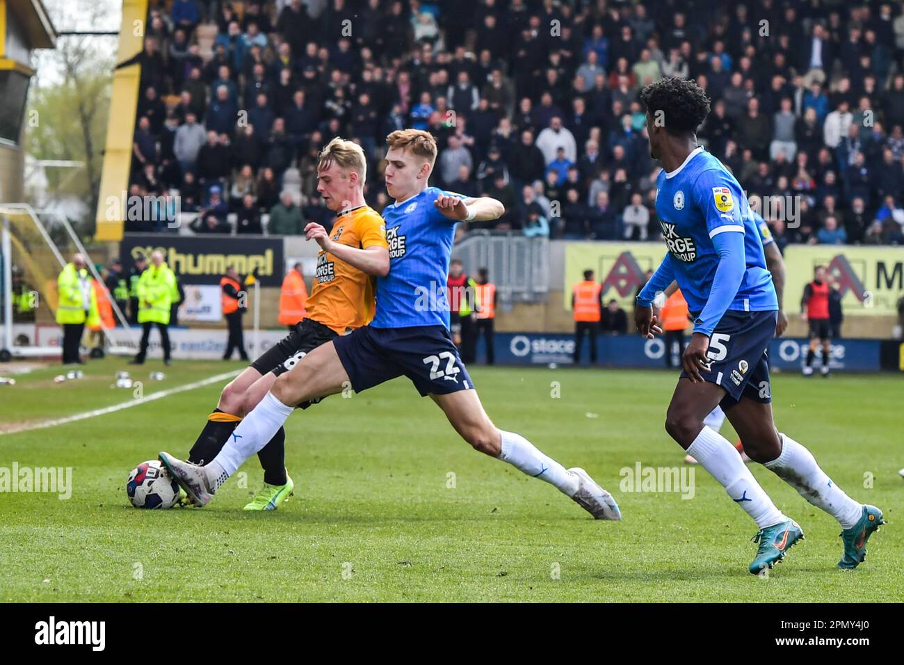 Hector Kyprianou (22 Peterborough United) während des Spiels der Sky Bet League 1 zwischen Cambridge United und Peterborough im R Costings Abbey Stadium, Cambridge, am Samstag, den 15. April 2023. (Foto: Kevin Hodgson | MI News) Guthaben: MI News & Sport /Alamy Live News Stockfoto