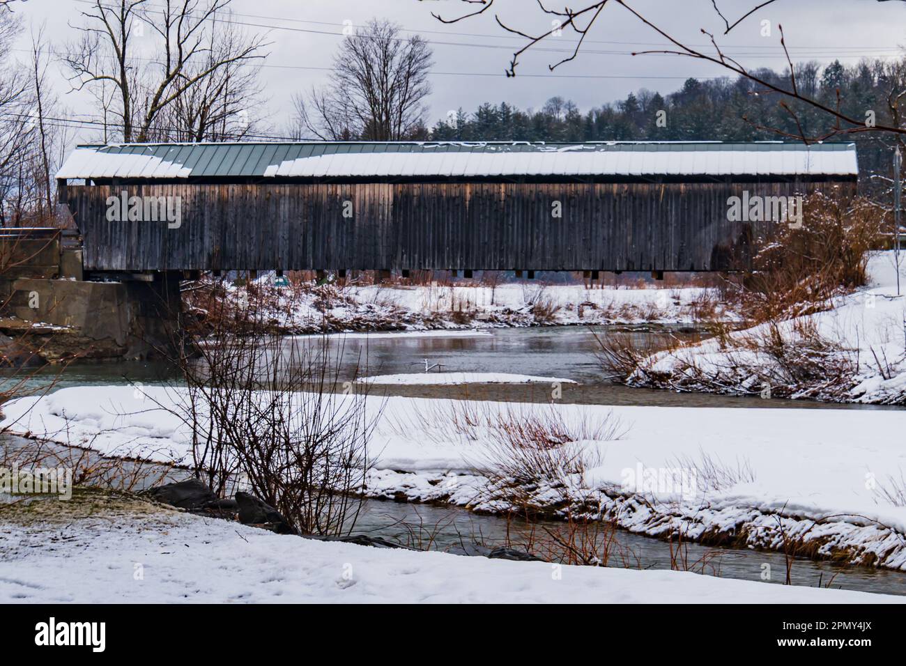 Die historische überdachte Brücke überquert einen Fluss im ländlichen Vermont, New England Stockfoto