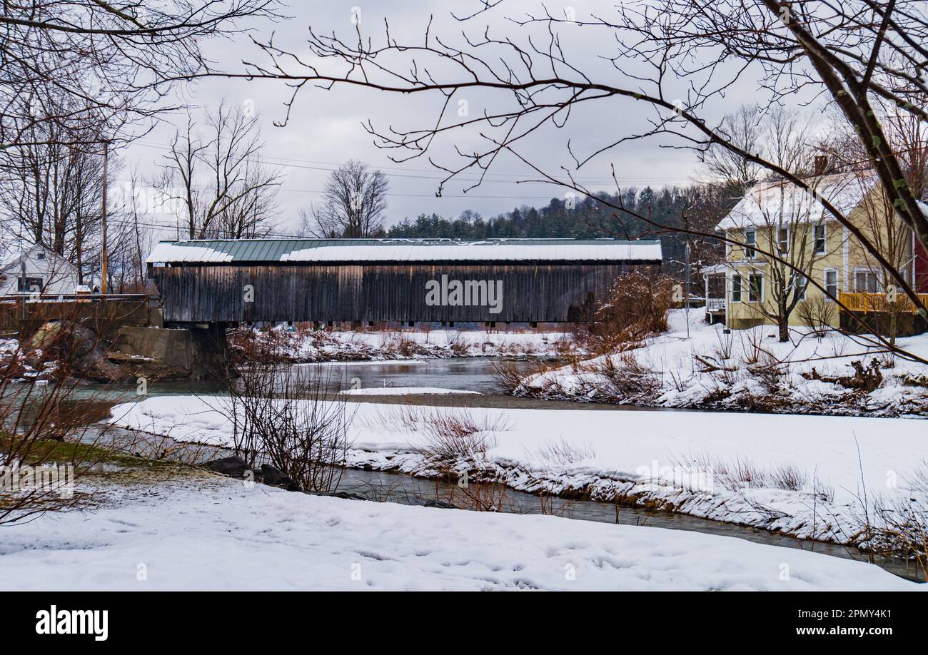 Die historische überdachte Brücke überquert einen Fluss im ländlichen Vermont, New England Stockfoto