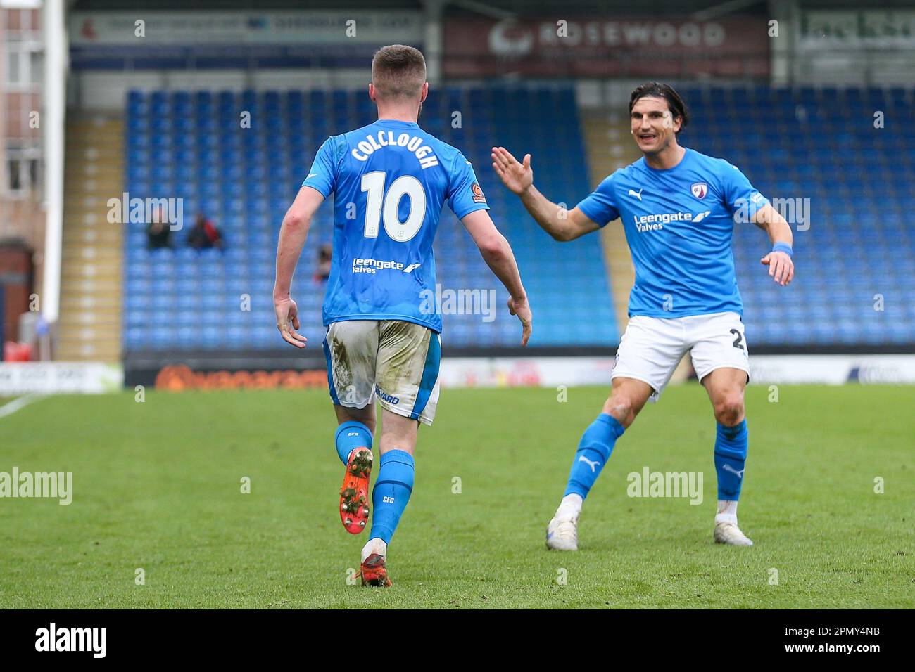 Chesterfield-Mittelfeldspieler Ryan Colclough (10) erzielt ein TOR 2-2 und feiert Chesterfield-Verteidiger Ashley Palmer (21) während des Spiels der National League zwischen Chesterfield FC und Eastleigh FC im Technique Stadium, Chesterfield, Großbritannien, am 15. April 2023 Credit: Every Second Media/Alamy Live News Stockfoto