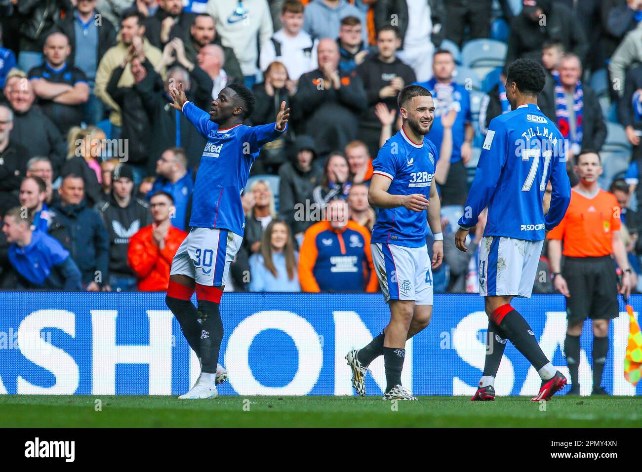 Glaasgow, Großbritannien. 15. April 2023. Beim schottischen Fußballspiel zwischen Rangers und St. Mirren, das auf dem Heimstadion der Rangers Ibrox gespielt wurde, gewannen die Rangers 5 bis 2. Die Zielgruppe waren Rangers: Cantwell (13) 26 Minuten, Sakala (30) 48 Minuten, Morelos (20) 80 und 81 Minuten und Arfield (37) 86 Minuten. O'Hara (6) erzielte in 45 2 und 65 Minuten ein Tor für St. Mirren. Kredit: Findlay/Alamy Live News Stockfoto