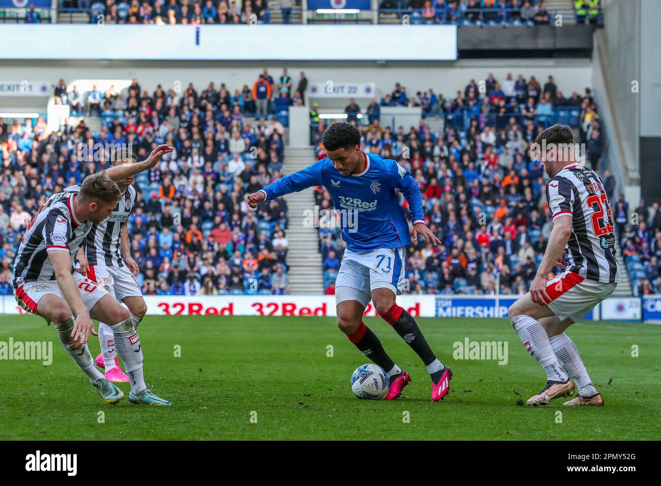 Glaasgow, Großbritannien. 15. April 2023. Beim schottischen Fußballspiel zwischen Rangers und St. Mirren, das auf dem Heimstadion der Rangers Ibrox gespielt wurde, gewannen die Rangers 5 bis 2. Die Zielgruppe waren Rangers: Cantwell (13) 26 Minuten, Sakala (30) 48 Minuten, Morelos (20) 80 und 81 Minuten und Arfield (37) 86 Minuten. O'Hara (6) erzielte in 45 2 und 65 Minuten ein Tor für St. Mirren. Kredit: Findlay/Alamy Live News Stockfoto