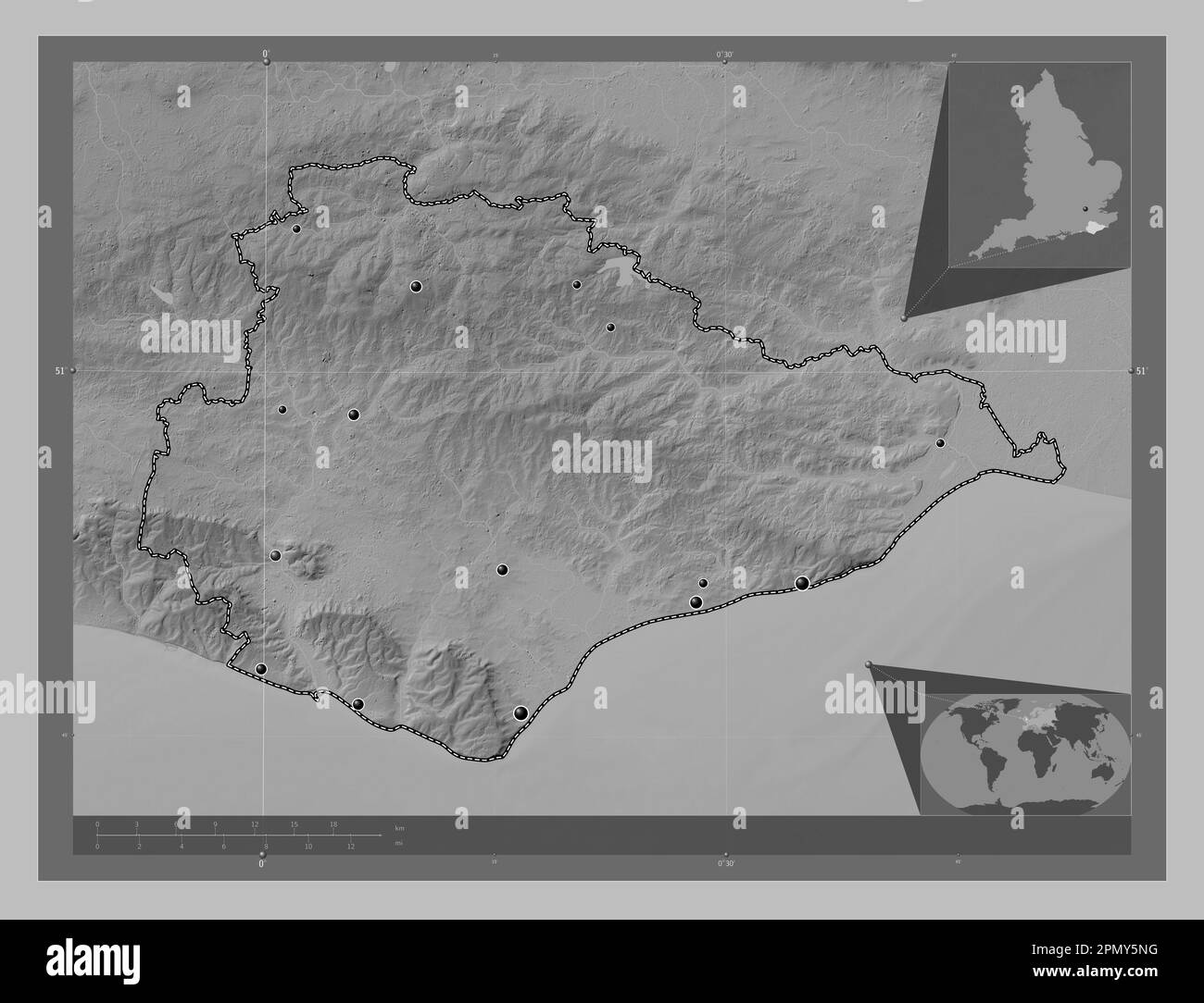 East Sussex, Verwaltungsbezirk England - Großbritannien. Grauskala-Höhenkarte mit Seen und Flüssen. Standorte der wichtigsten Städte der Region. Stockfoto