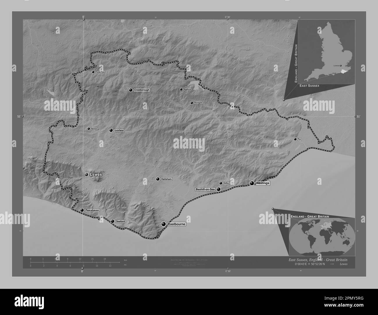 East Sussex, Verwaltungsbezirk England - Großbritannien. Grauskala-Höhenkarte mit Seen und Flüssen. Standorte und Namen der wichtigsten Städte von t Stockfoto