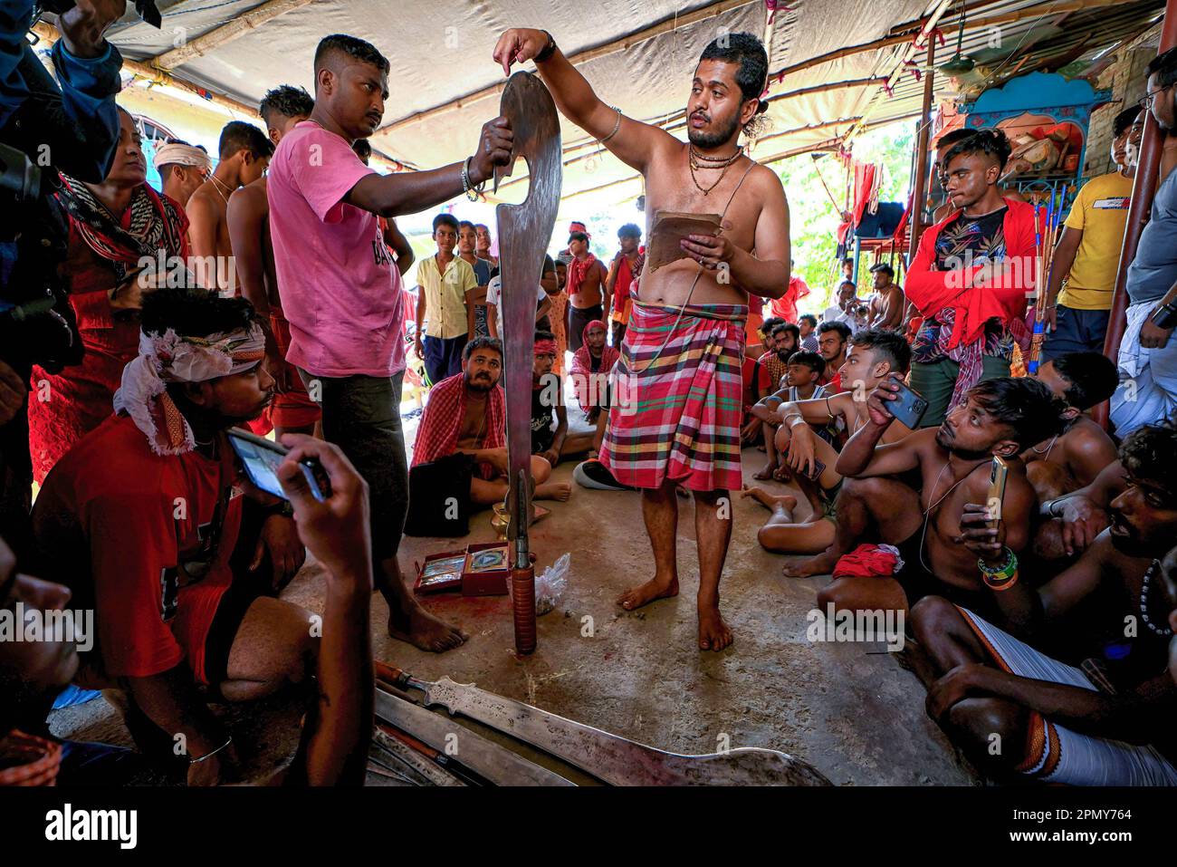 Kalyani, Indien. 14. April 2023. Schwerter werden während des Charak Puja Festivals in einem Dorf in der Nähe von Kalyani verehrt. Das Charak Festival ist eines der ältesten Volksfestivals, bei dem Anhänger ihren Glauben zeigen, indem sie sich selbst Schmerz zufügen, in dem Glauben, dass Lord Shiva ihnen helfen wird, Probleme in ihrem täglichen Leben zu überwinden. (Foto: Avishek das/SOPA Images/Sipa USA) Guthaben: SIPA USA/Alamy Live News Stockfoto