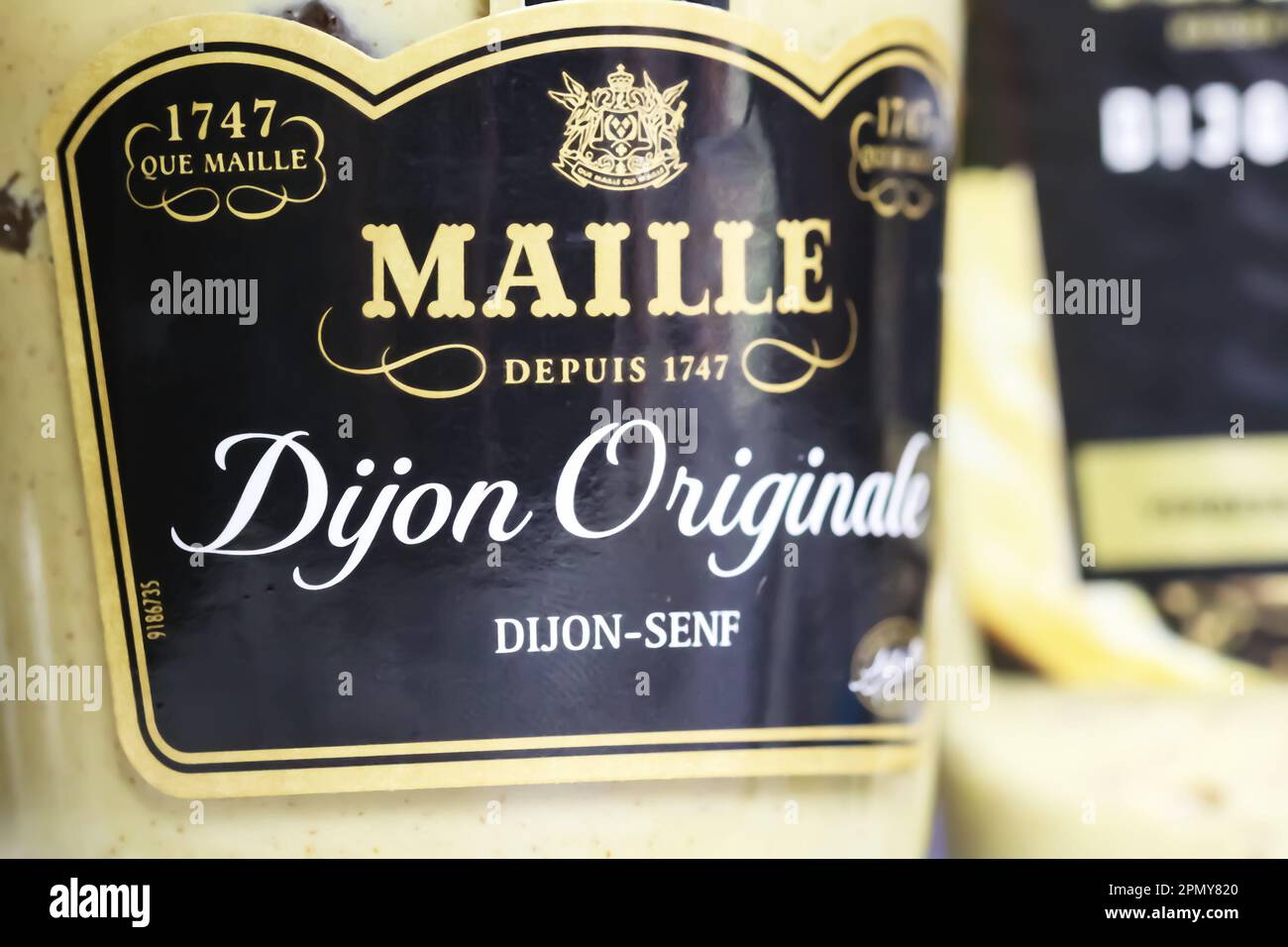 Viersen, Deutschland - März 9. 2023 Uhr: Nahaufnahme der französischen Senfflasche Maille Dijon Stockfoto