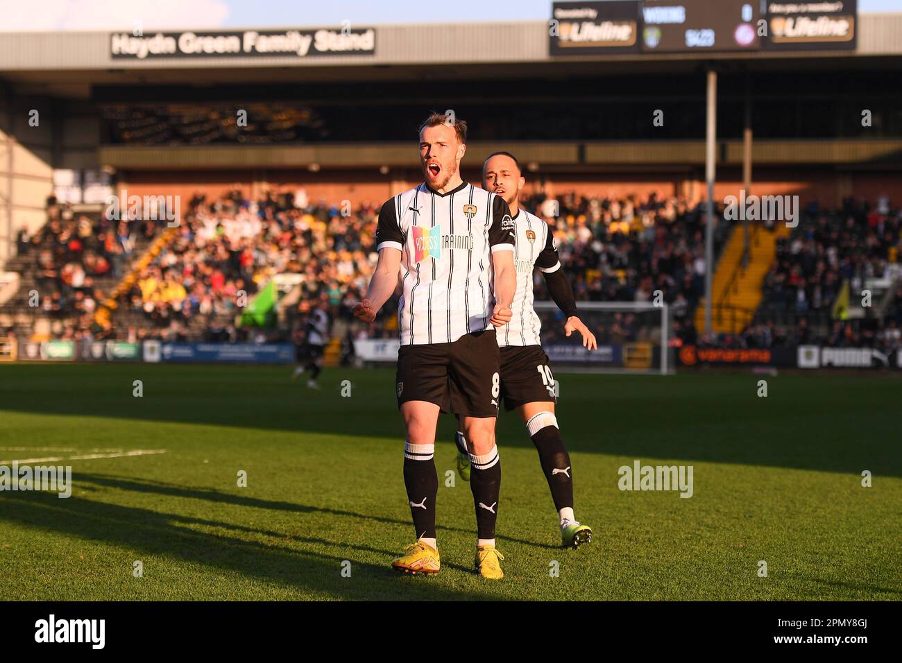 Sam Austin aus Notts County feiert die Feier, nachdem er am Samstag, den 15. April 2023, beim Spiel der Vanarama National League zwischen Notts County und Woking in Meadow Lane, Nottingham, ein Tor auf 1-0 geschossen hat. (Foto: Jon Hobley | MI News) (Foto: MI News/NurPhoto) Kredit: NurPhoto SRL/Alamy Live News Stockfoto