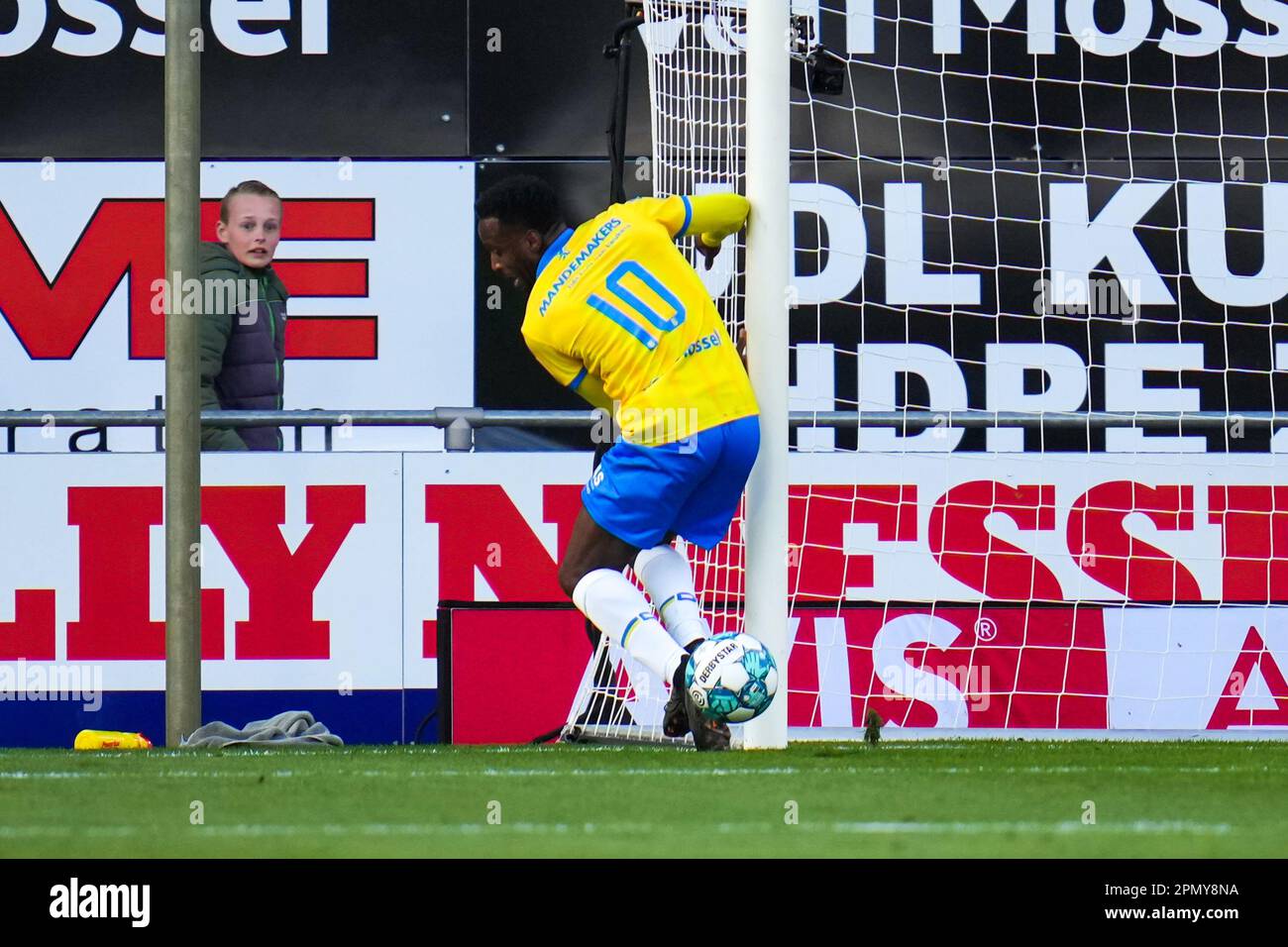 Waalwijk, Niederlande. 15. April 2023. WAALWIJK, NIEDERLANDE - APRIL 15: Florian Jozefzoon von RKC Waalwijk verpasst eine große Chance beim Eredivisie-Spiel zwischen RKC Waalwijk und FC Groningen am 15. April 2023 im Mandemakers Stadion in Waalwijk, Niederlande (Foto von Rene Nijhuis/Orange Pictures). Guthaben: Orange Pics Live BV/News Stockfoto