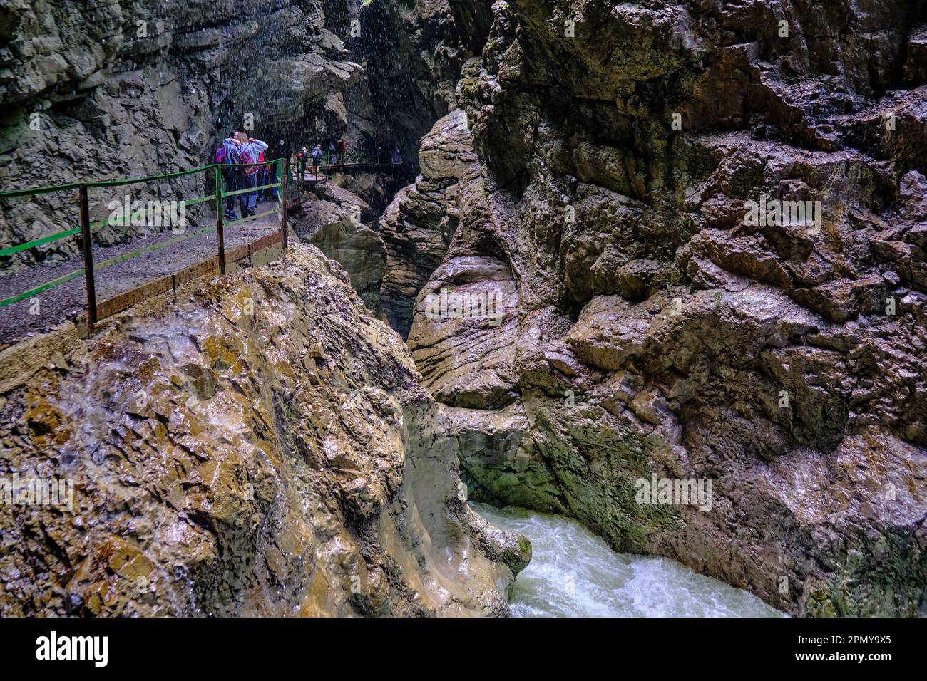 Oberstdorf, Bayern, Deutschland - 10. Juni 2022: Breitachklamm, eine Schlucht des Breitacher Gebirgsbaches in der Region OberAllgaeu. Stockfoto