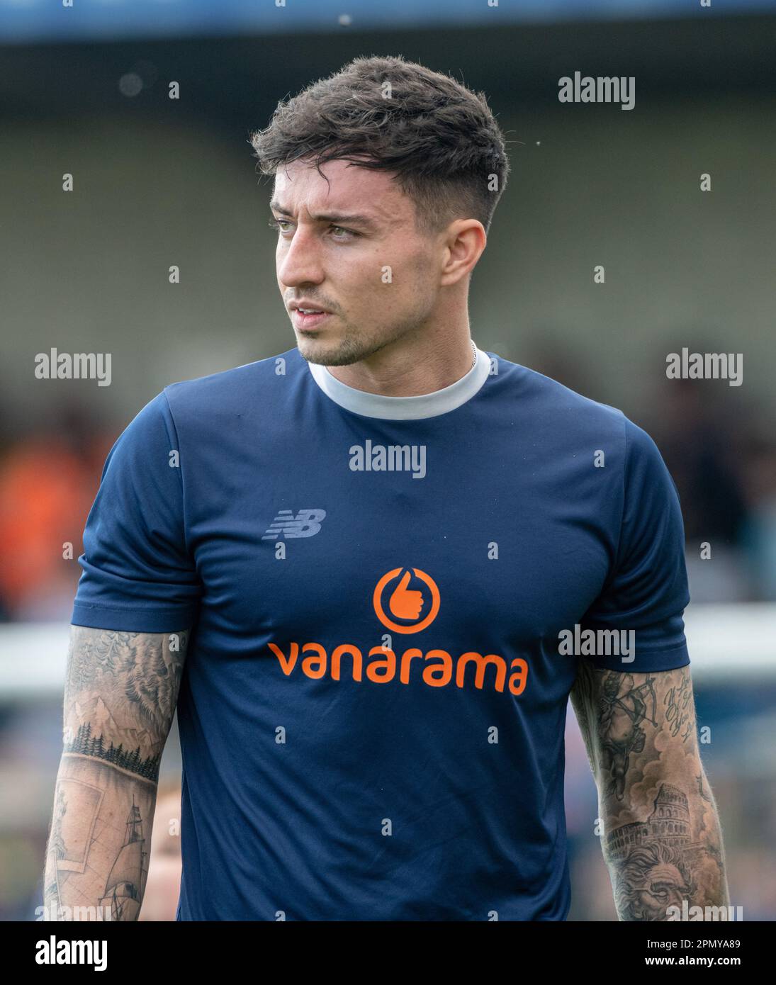 Chester, Cheshire, England, 15. April 2023. Chester's Liam Edwards wärmt sich auf, während des Chester Football Club V Farsley Celtic im Vanarama National League North Football (Bild: ©Cody Froggatt/Alamy Live News) Stockfoto