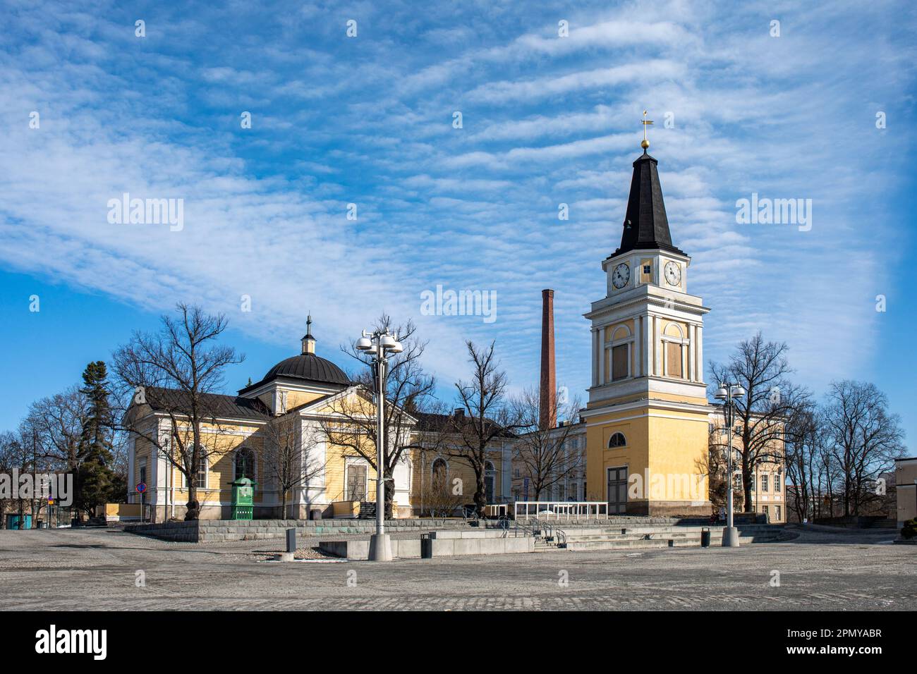 Alte Holzkirche (1824), entworfen von Carlo Bassi, und Glockenturm (1828), entworfen von C.L. Engel, am Rande des zentralen Platzes in Tampere, Finnland Stockfoto
