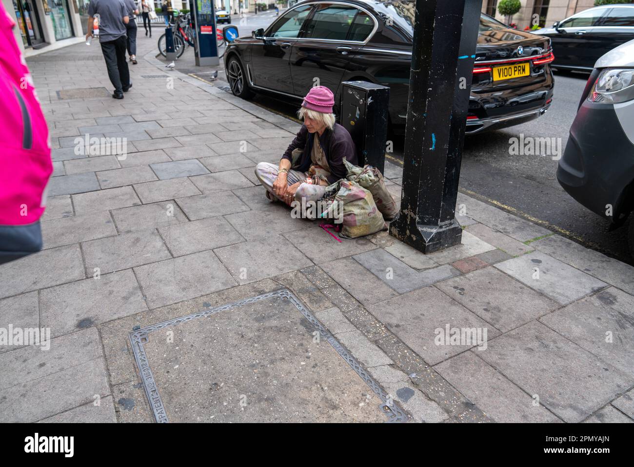 London, Großbritannien - juli 30 2022: Bettler auf den Straßen vor einem Geschäft Stockfoto