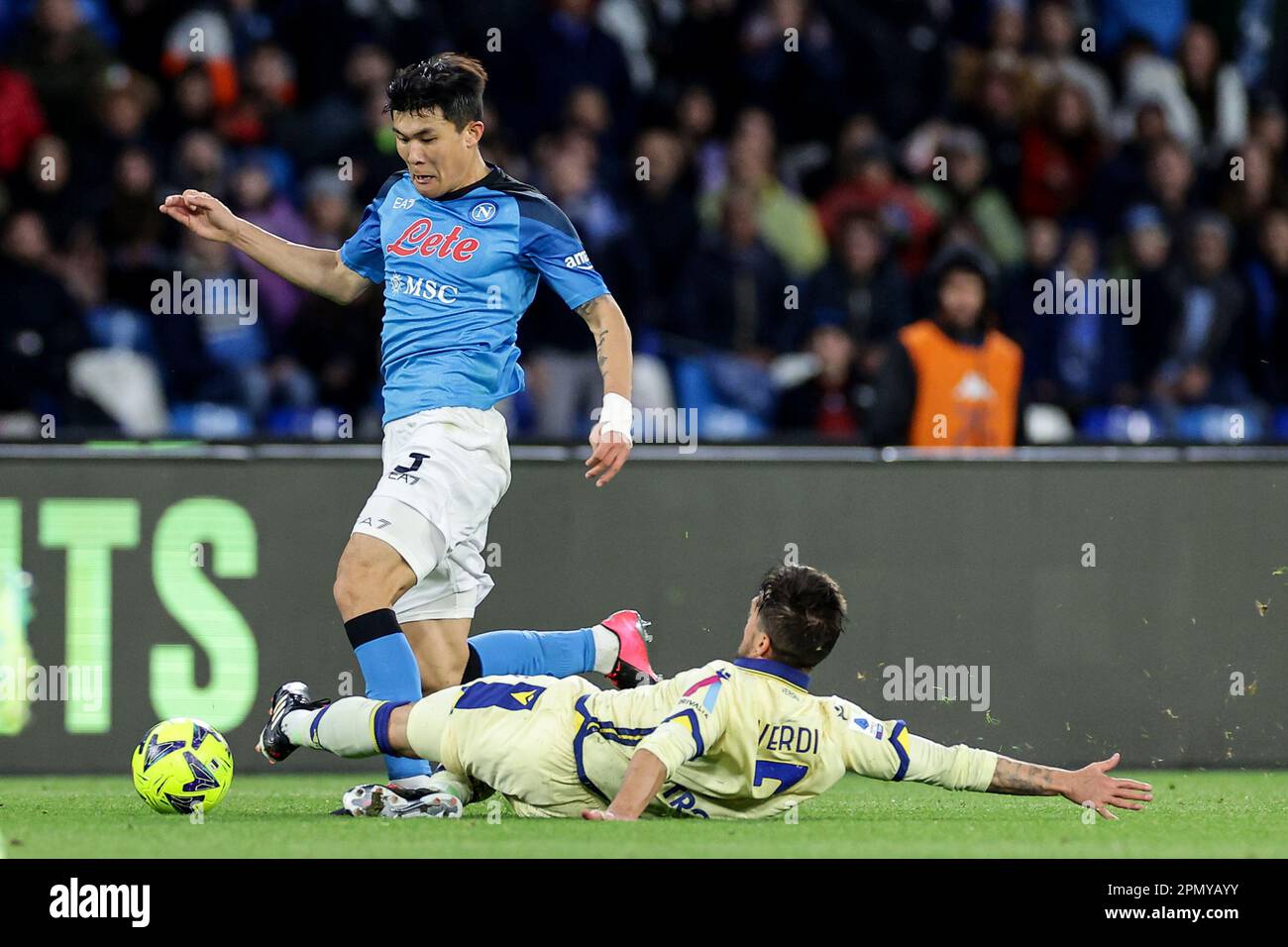 Neapel, Italien. 15. April 2023. Kim Min-jae von SSC Napoli und Simone Verdi von Hellas Verona treten während des Fußballspiels der Serie A zwischen SSC Napoli und Hellas Verona im Stadion Diego Armando Maradona in Neapel (Italien) am 15. April 2023 um den Ball an. Kredit: Insidefoto di andrea staccioli/Alamy Live News Stockfoto