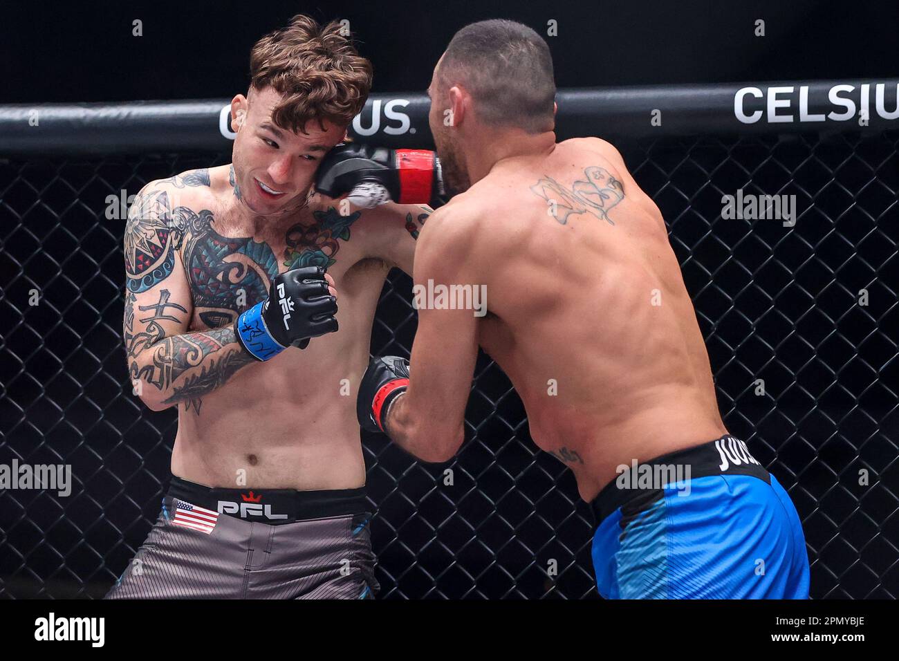 14. April 2023: (R-L) Weltergewicht Zach Juusola schlägt Brandon Jenkins während der regulären Kampfnacht der PFL 3 im Theater im Virgin Hotel am 14. April 2023 in Las Vegas, NV. Christopher Trim/CSM. Stockfoto