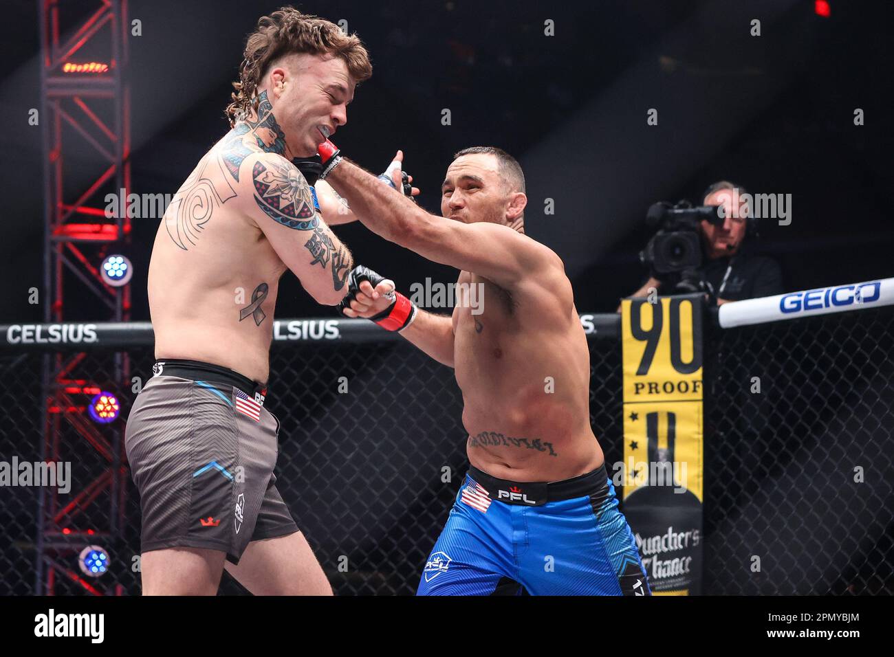 14. April 2023: (R-L) Weltergewicht Zach Juusola schlägt Brandon Jenkins während der regulären Kampfnacht der PFL 3 im Theater im Virgin Hotel am 14. April 2023 in Las Vegas, NV. Christopher Trim/CSM. Stockfoto