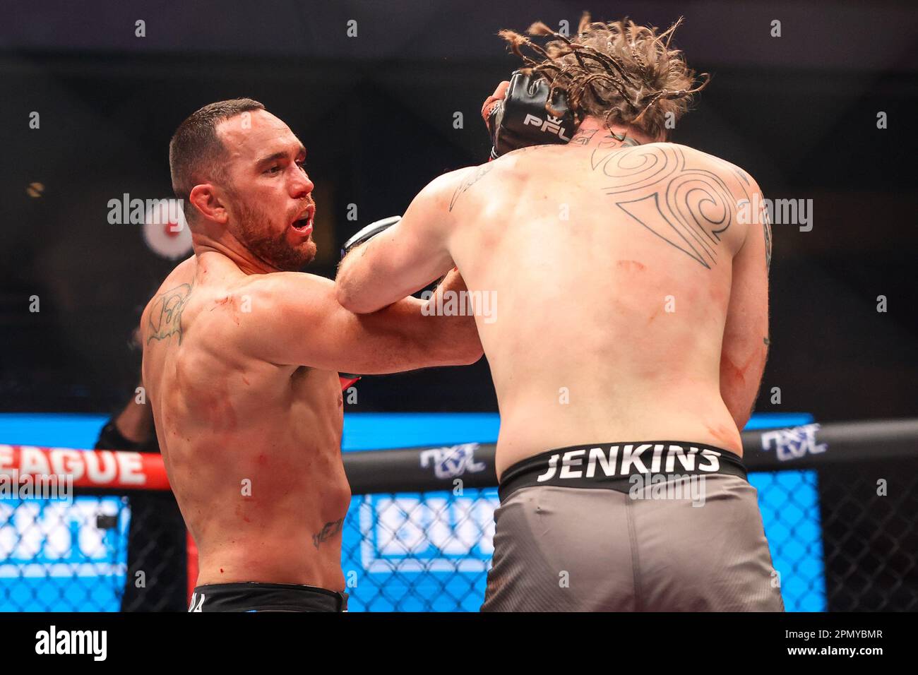 14. April 2023: (L-R) Weltergewicht Zach Juusola schlägt Brandon Jenkins während der regulären Kampfnacht der PFL 3 im Theater im Virgin Hotel am 14. April 2023 in Las Vegas, NV. Christopher Trim/CSM. Stockfoto