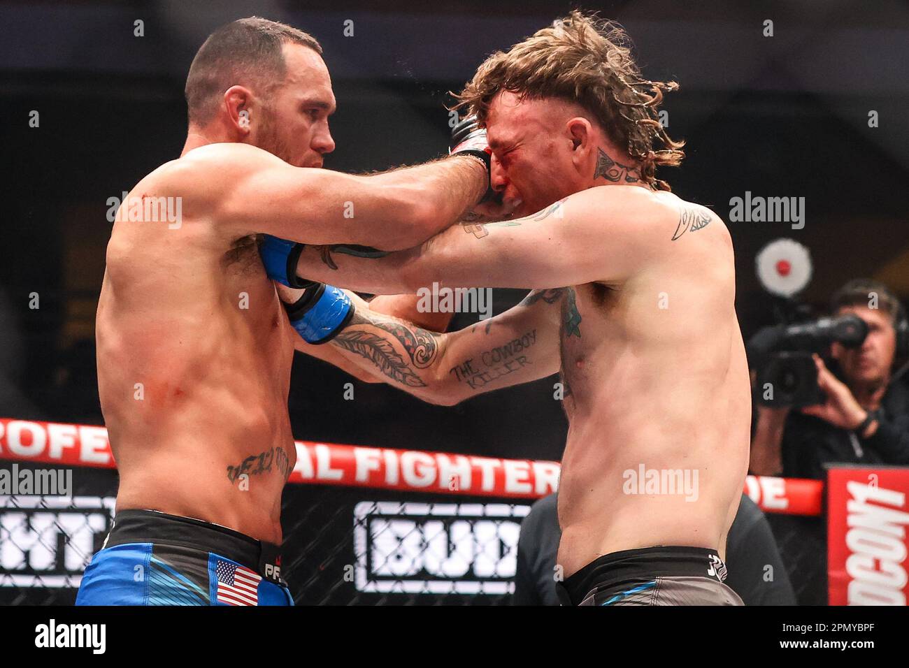 14. April 2023: (L-R) Weltergewicht Zach Juusola schlägt Brandon Jenkins während der regulären Kampfnacht der PFL 3 im Theater im Virgin Hotel am 14. April 2023 in Las Vegas, NV. Christopher Trim/CSM. Stockfoto