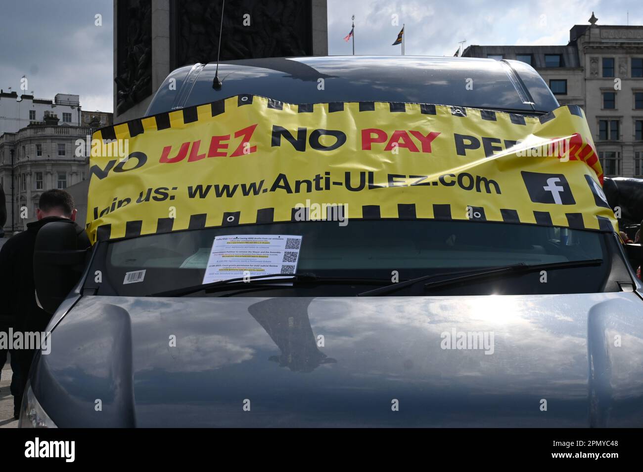 London, Großbritannien. 2023-04-15. Demonstranten halten Anti-ULEZ-Schilder gegen Khans vorgeschlagene Ausweitung seiner ULEZ-Zone auf den Trafalgar Square hoch. Kredit: Siehe Li/Picture Capital/Alamy Live News Stockfoto