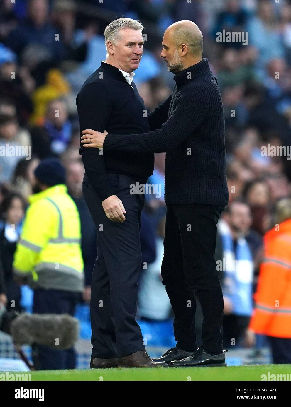 Leicester City Manager Dean Smith (links) und Manchester City Manager Pep Guardiola nach der letzten Pfeife im Premier League-Spiel im Etihad Stadium, Manchester. Foto: Samstag, 15. April 2023. Stockfoto