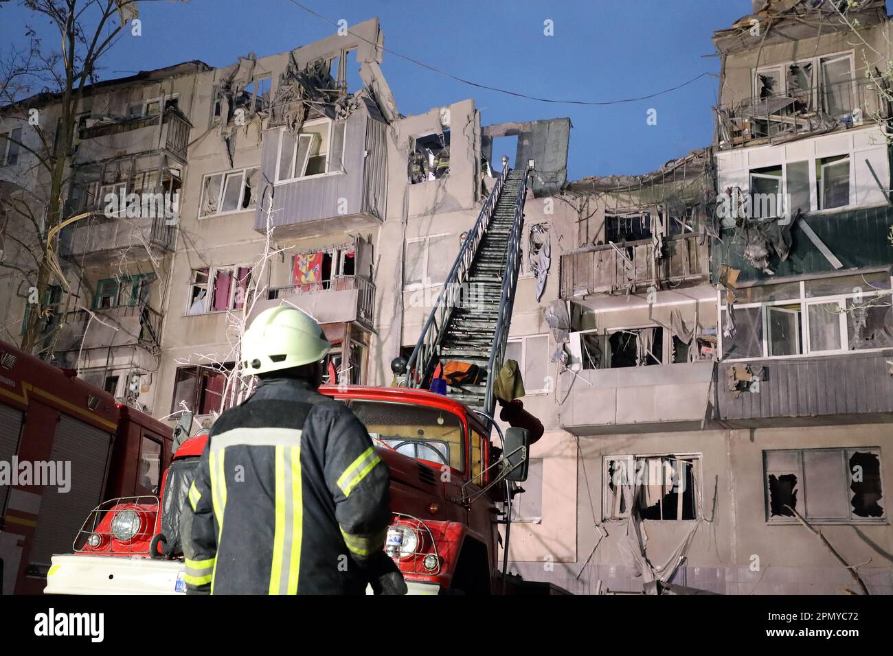 SLOVIANSK, UKRAINE 14. APRIL 2023 Ein Retter steht vor einem