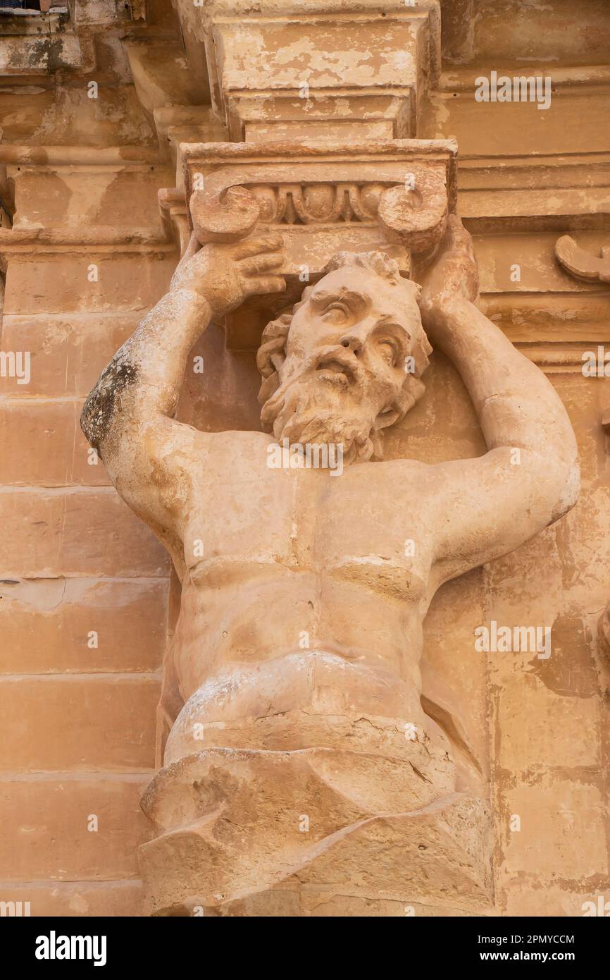 Mdina, Malta - 13. November 2022: Details zur Fassade des St. Paul's Cathedral Museum, einem Atlantid, männliche Piloten, Kalksteinstatue Stockfoto