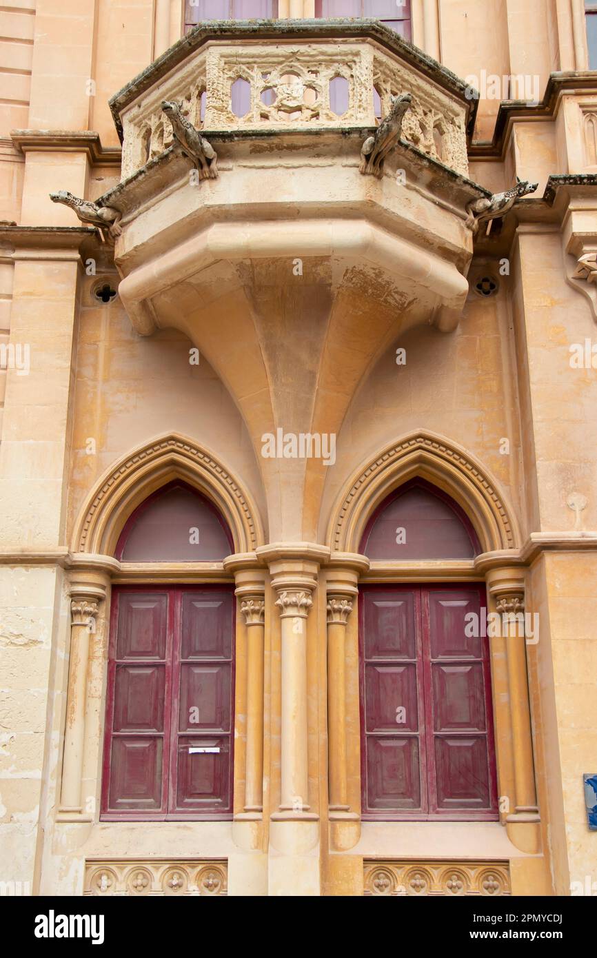 Mdina, Malta - 13. November 2022: Details der Fassade des Casa Gourgion, eines neoghotischen Wohnhauses auf dem St. Paul's Square, mit spitz gewölbtem Windo Stockfoto
