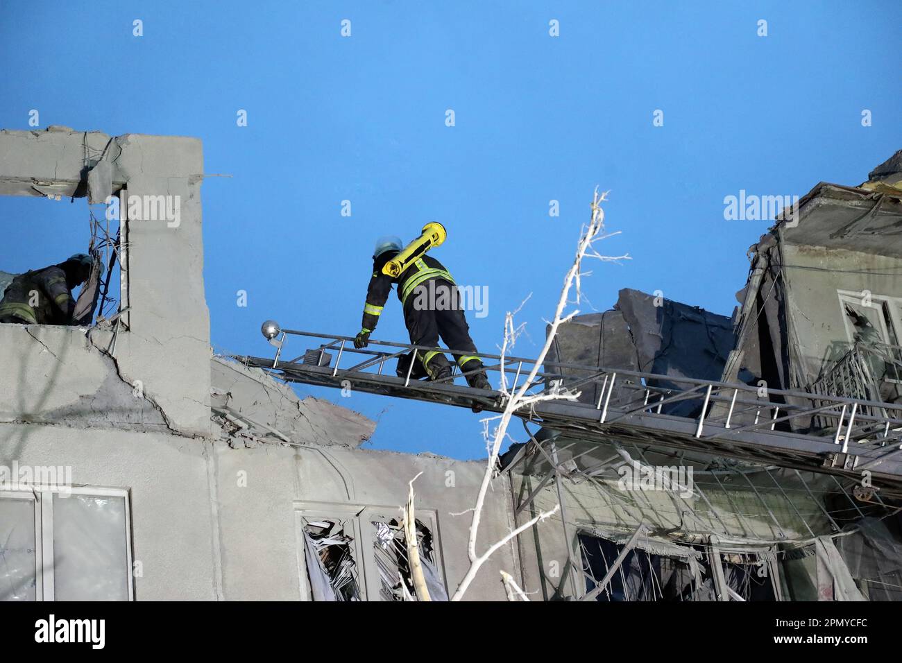 SLOVIANSK, UKRAINE 14. APRIL 2023 Ein Retter steigt auf eine Leiter