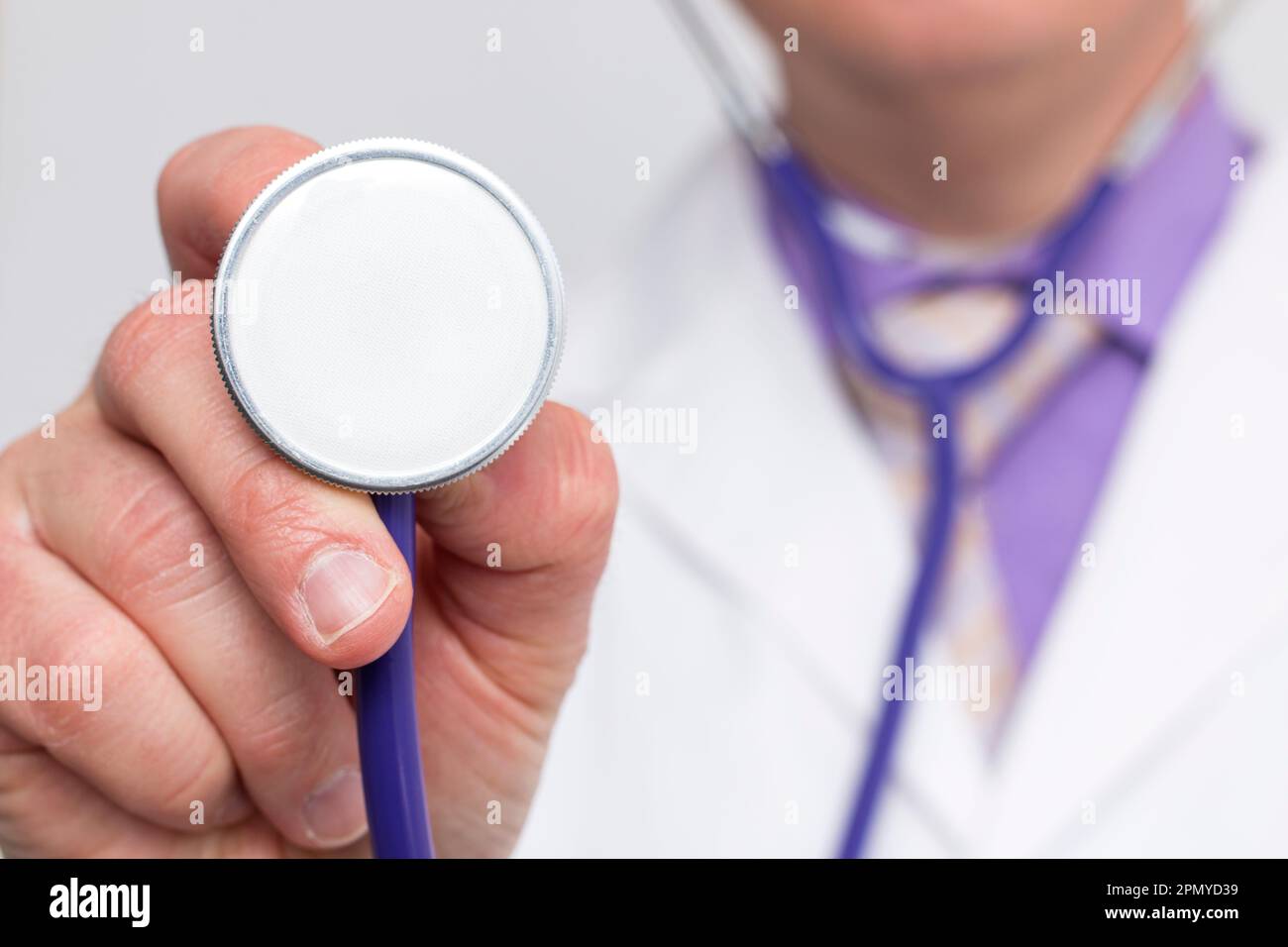 Nicht erkennbarer Arzt hält ein Stethoskop und zeigt die Glocke in Richtung  Kamera. Nahaufnahme des Geräts mit selektivem Fokus und unscharfem  Hintergrund Stockfotografie - Alamy