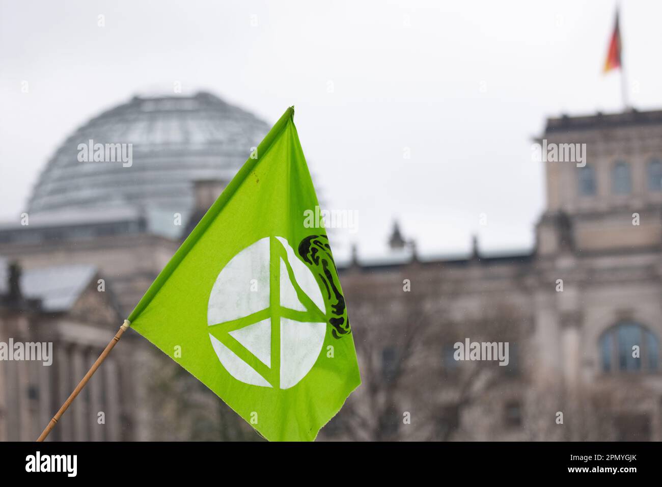 Ausrottung Rebellion Protest Berlin passiert am 15. April 2023 den Reichstag. Demonstranten, darunter Mitglieder des Extinction Rebellion, marschierten vom Bayer AG Pharmaceuticals Centre ( Nord-Ost-Zentral-Berlin) zum Bundesministerium für Ernährung und Landwirtschaft in der Mitte Berlins. Außerhalb des Ministeriums fand ein 'Tod in' von Demonstranten statt, die als Tiere verkleidet waren, und erlebte die Ankunft der 'Roten Rebellen-Brigade' vom Aussterben der Rebellion. Berlin Deutschland. Picture Credit Garyroberts/worldwidefeatures.com. April 2023. Demonstranten, darunter Mitglieder der Extinction Rebellion, marschierten aus der Bayer AG Pharmace Stockfoto