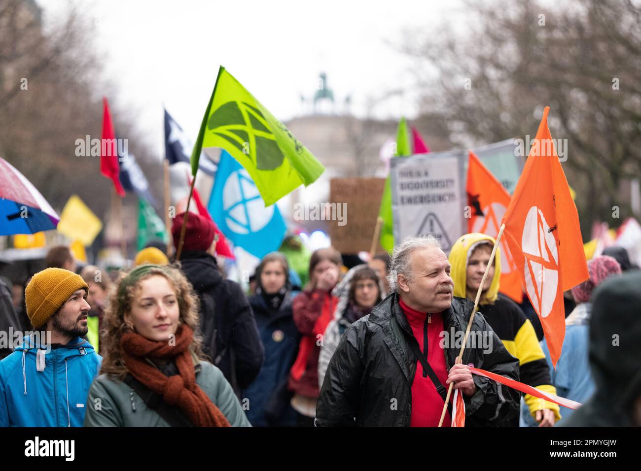 Ausrottungsrebellion-Protest Berlin 15. April 2023 mit Brandenburger Tor im Hintergrund. Demonstranten, darunter Mitglieder des Extinction Rebellion, marschierten vom Bayer AG Pharmaceuticals Centre ( Nord-Ost-Zentral-Berlin) zum Bundesministerium für Ernährung und Landwirtschaft in der Mitte Berlins. Außerhalb des Ministeriums fand ein 'Tod in' von Demonstranten statt, die als Tiere verkleidet waren, und erlebte die Ankunft der 'Roten Rebellen-Brigade' vom Aussterben der Rebellion. Berlin Deutschland. Picture Credit Garyroberts/worldwidefeatures.com. April 2023. Demonstranten, darunter Mitglieder des Extinction Rebellion, marschierten aus der Bayer AG P. Stockfoto