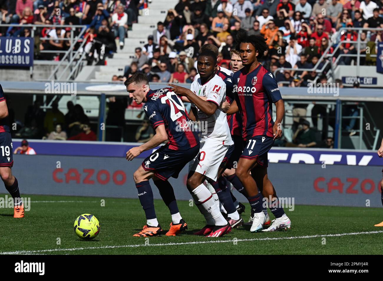 Michel Aebischer (Bologna)Pierre Kalulu (Mailand)Joshua Zirkzee (Bologna) während des italienischen Spiels "Serie A" zwischen Bologna 1-1 Mailand im Stadio Renato Dall'Ara am 15. April 2023 in Bologna, Italien. Kredit: Maurizio Borsari/AFLO/Alamy Live News Stockfoto