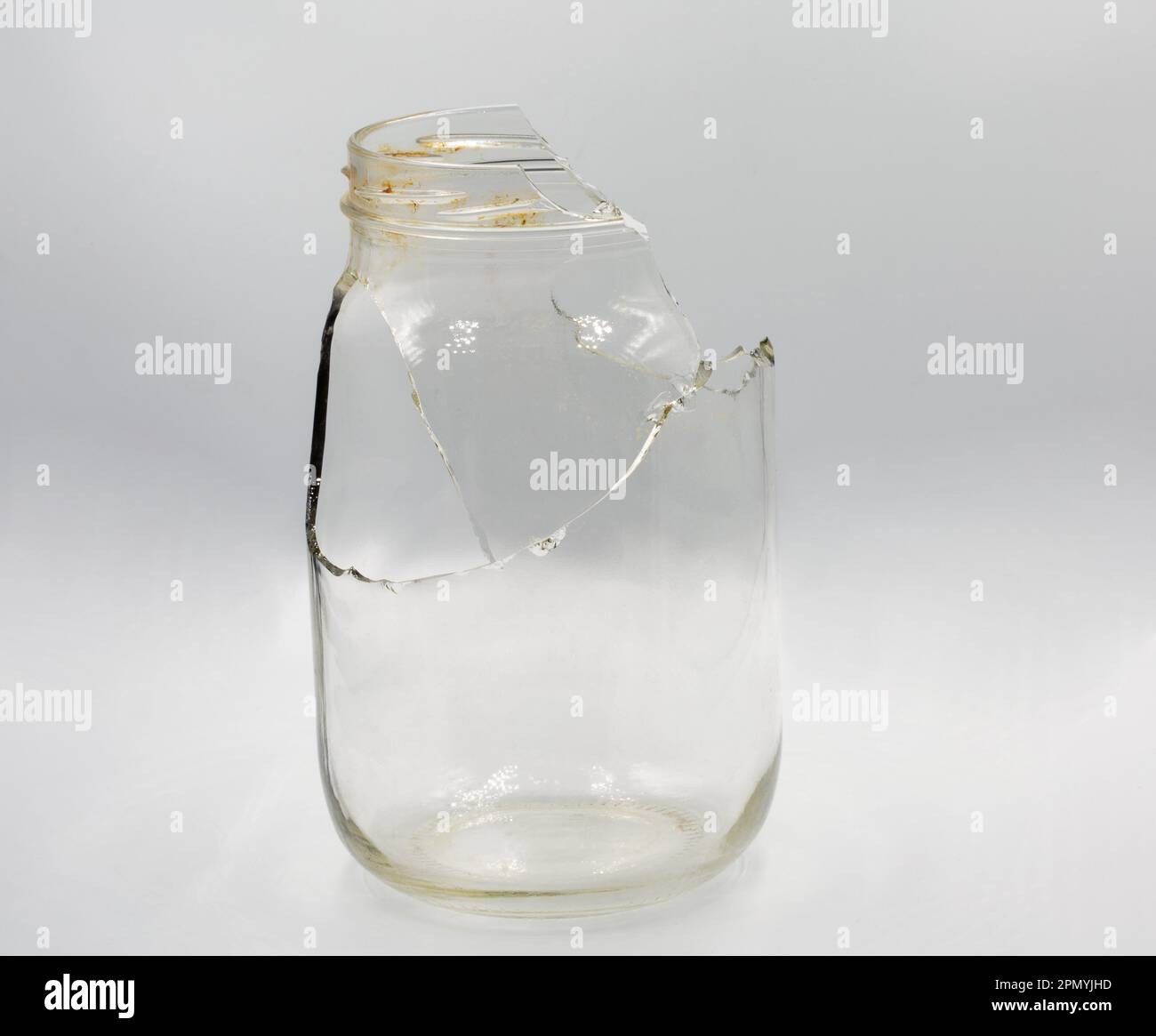 Studiofoto eines zerbrochenen Glasgefäßes auf Weiß Stockfoto