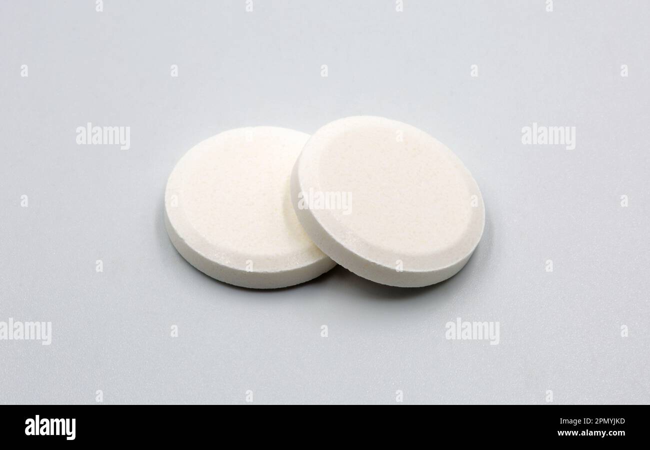 Multivitamin Brausetabletten-Pillen auf weiß. Vitamin-C-lösliche Pillen. Fizzy Vitamin C für ein Getränk. Stockfoto