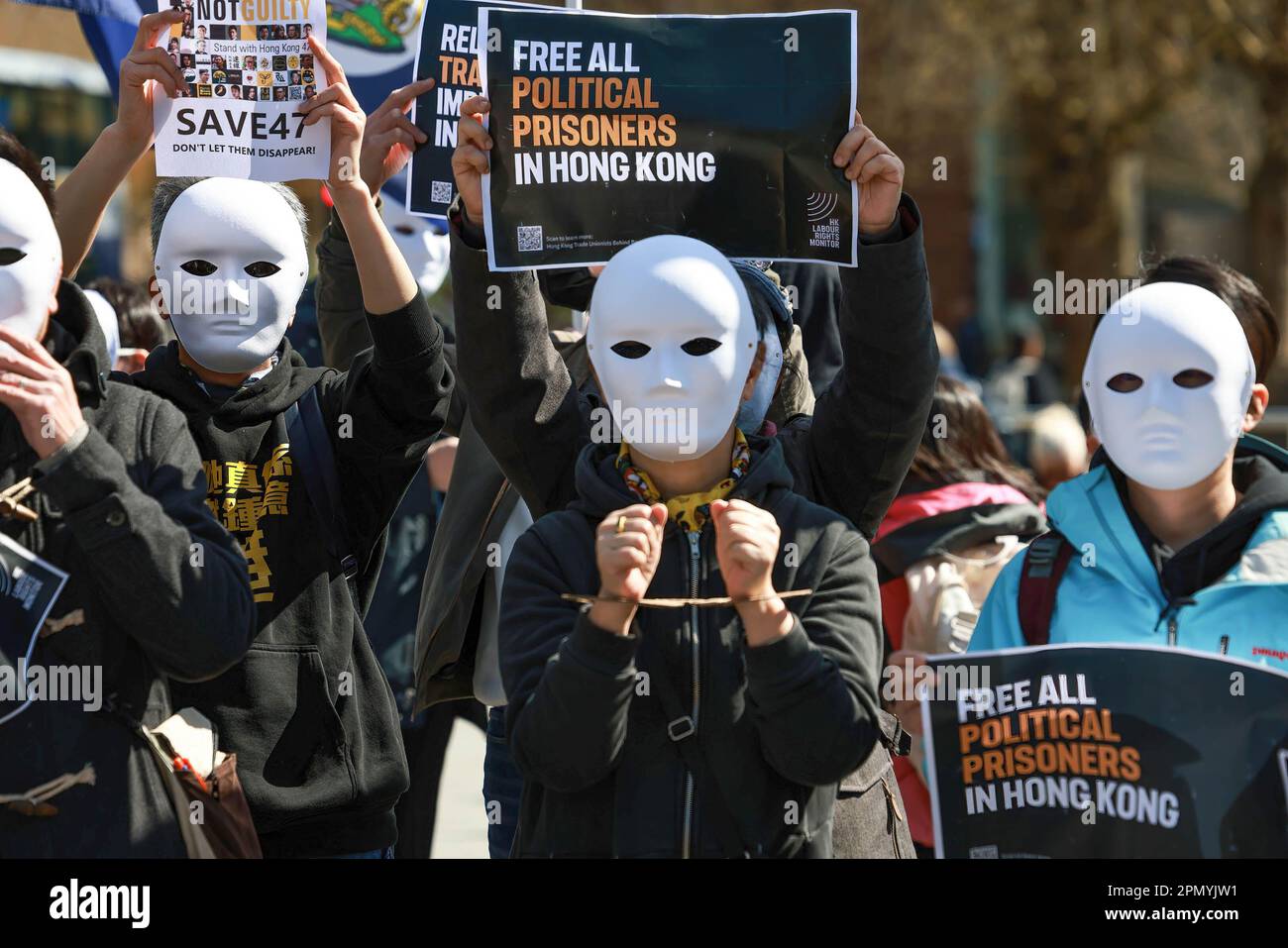 Bristol, Großbritannien. 15. April 2023. Demonstranten tragen während des Protestes Masken, während sie Plakate halten. Die Menschen in Hongkong im Vereinigten Königreich unterstützen den Fall Hongkong 47 stillschweigend. Kredit: SOPA Images Limited/Alamy Live News Stockfoto