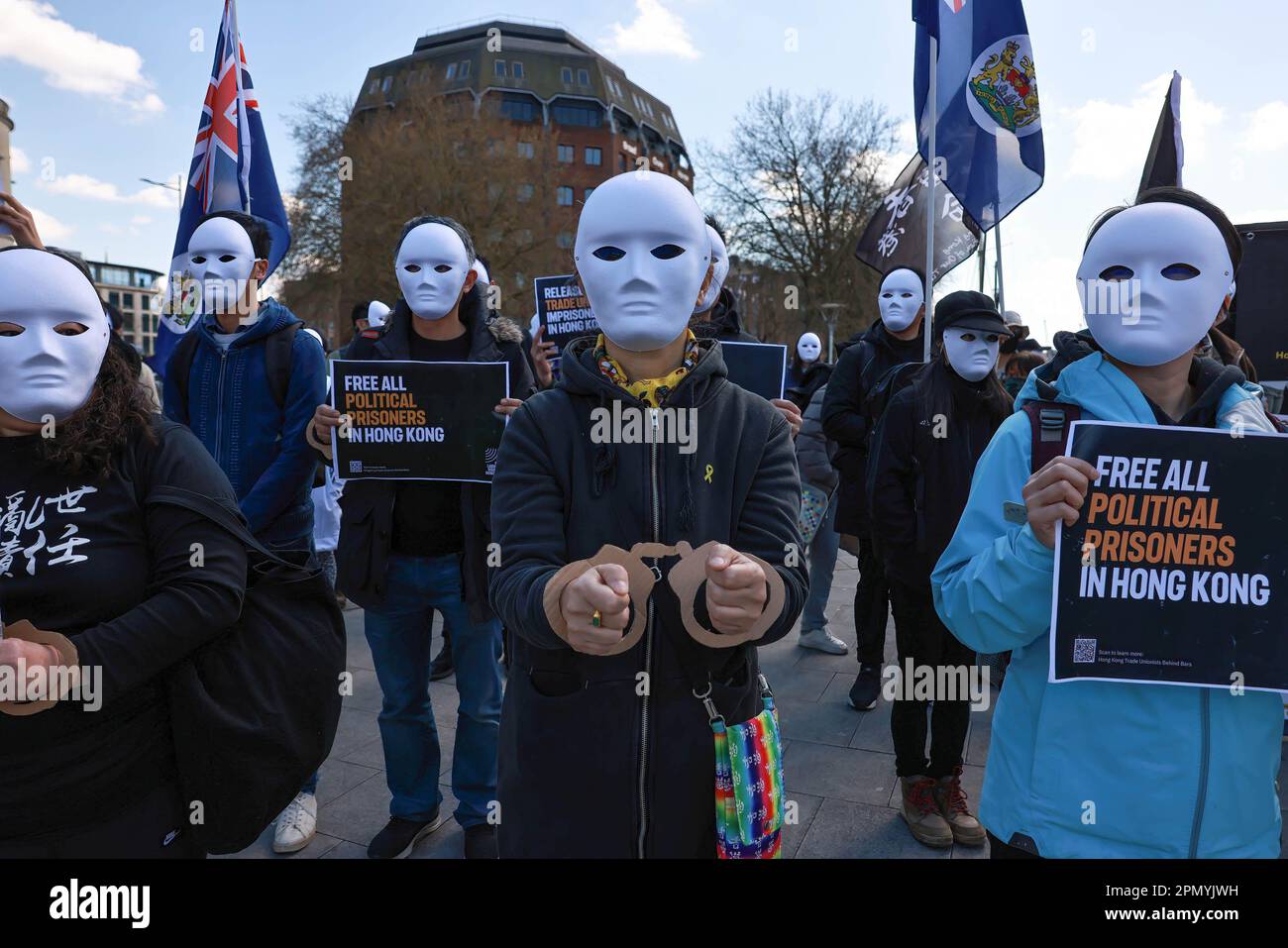 Bristol, Großbritannien. 15. April 2023. Demonstranten tragen während des Protestes Masken, während sie Plakate halten. Die Menschen in Hongkong im Vereinigten Königreich unterstützen den Fall Hongkong 47 stillschweigend. Kredit: SOPA Images Limited/Alamy Live News Stockfoto