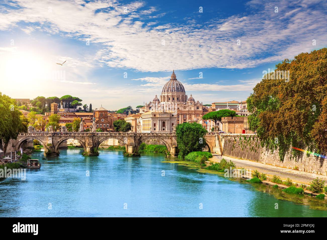 Petersdom hinter der Aelianischen Brücke, Rom, Italien. Stockfoto