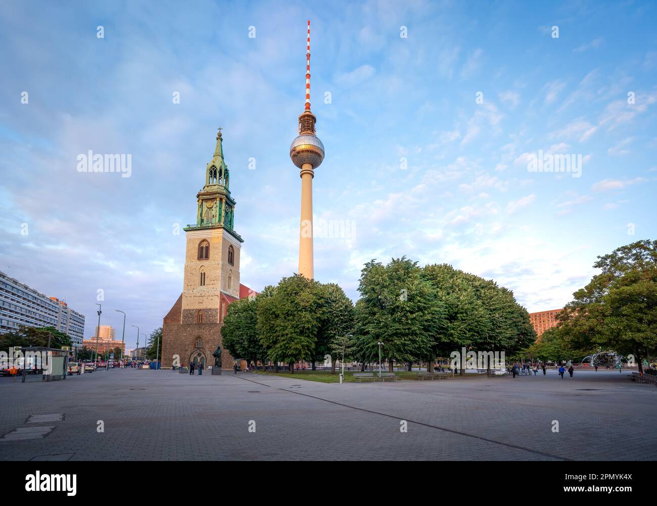 St. Marienkirche und Fernsehturm (Fernsehturm) - Berlin, Deutschland Stockfoto
